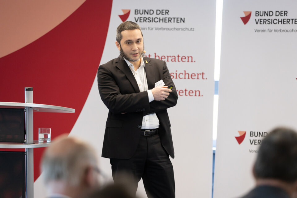 Das Bild zeigt BdV-Chefökonom Constantin Papaspyratos bei seinem Vortrag | © Valeska Achenbach