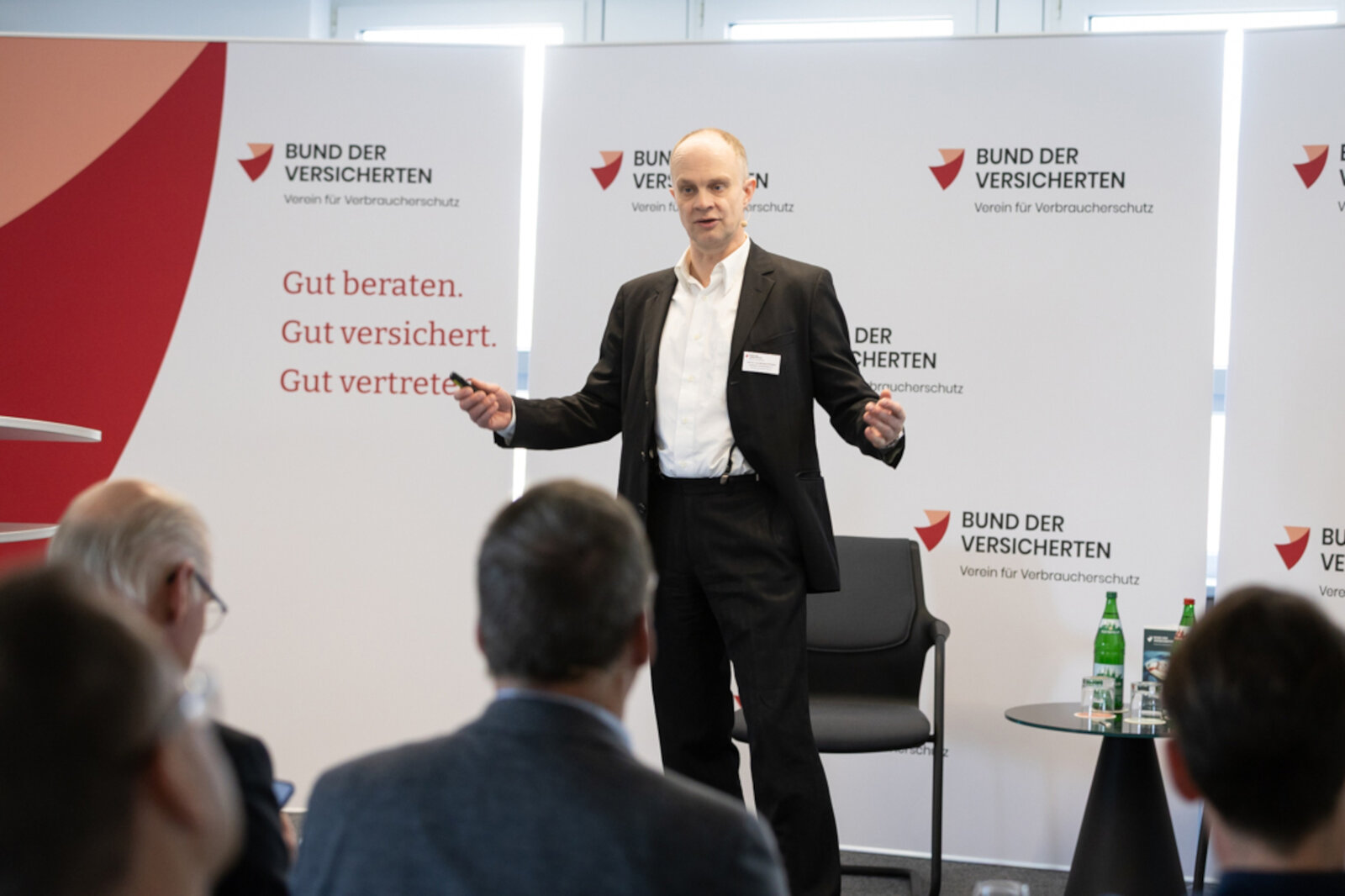 Das Bild zeigt Prof. Dr. Karl Michael Ortmann bei seinem Vortrag. | © Valeska Achenbach