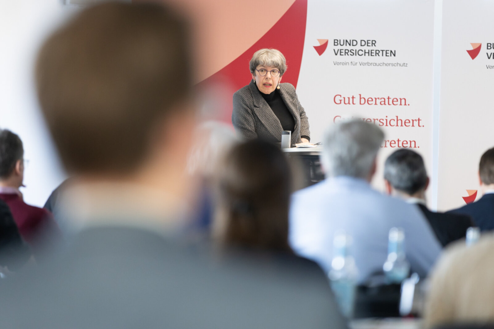 Das Bild zeigt Britta Langenberg bei ihrem Vortrag vor Publikum. | © Valeska Achenbach