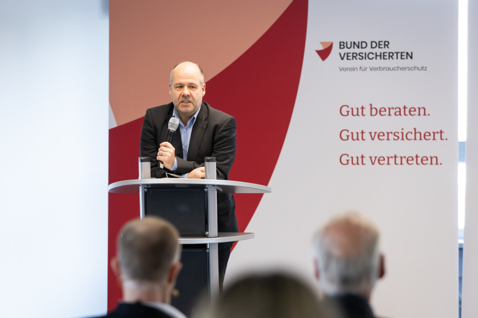 Das Bild zeigt Prof. Dr. Peter Rott bei seinem Vortrag. | © Valeska Achenbach