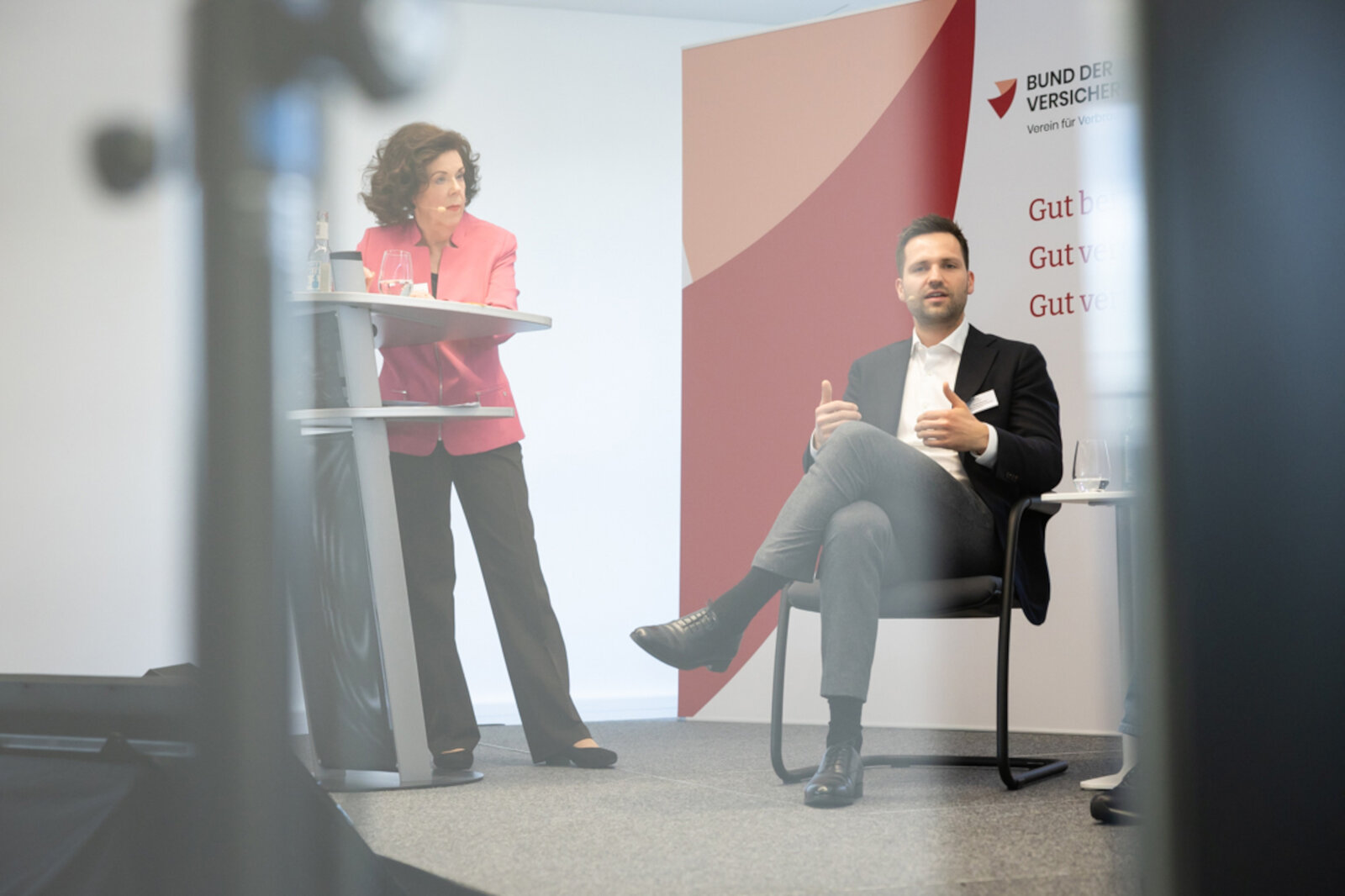 Das Bild zeigt Moderatorin Barbara Sternberger-Frey und Diskutant Moritz Schumann, GDV, während der Diskussionsrunde. | © Valeska Achenbach