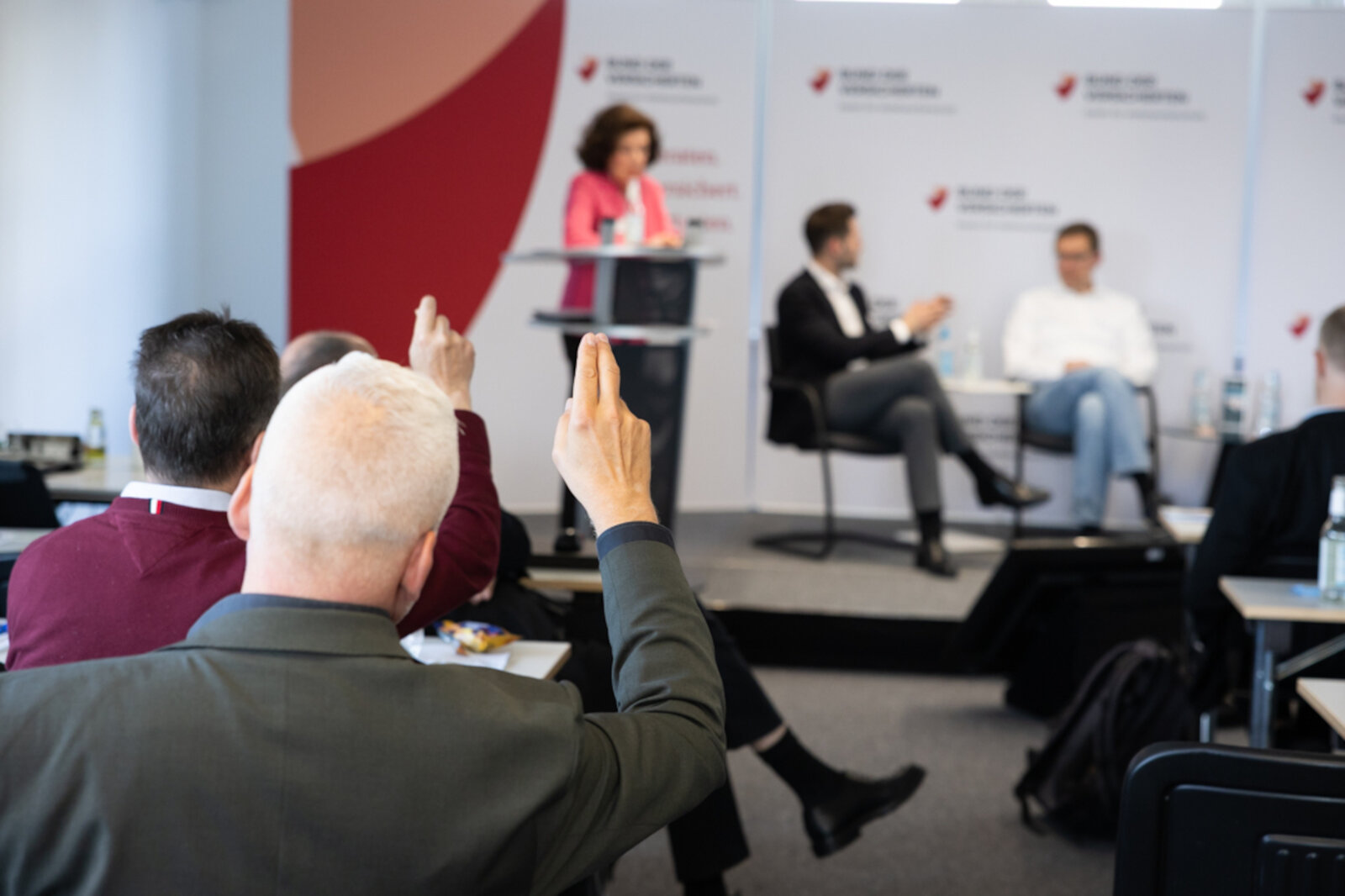 Das Bild zeigt Tagungsteilnehmer*innen während der abschließenden Diskussionsrunde. | © Valeska Achenbach