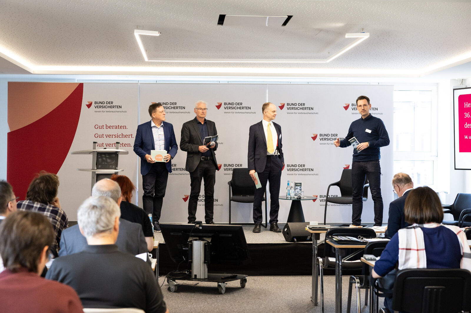 Das Bild zeigt den Wissenschaftlichen Beirat des BdV im Gespräch mit BdV-Vorstand Stephen Rehmke auf der Tagungsbühne. | © Valeska Achenbach