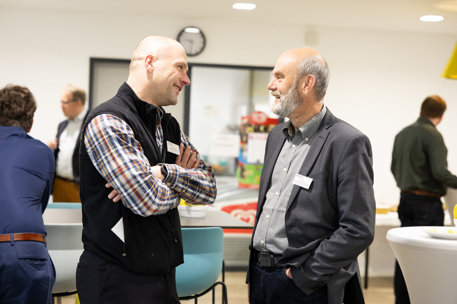 Das Bild zeigt Tagungsteilnehmer*innen im Gespräch. | © Valeska Achenbach