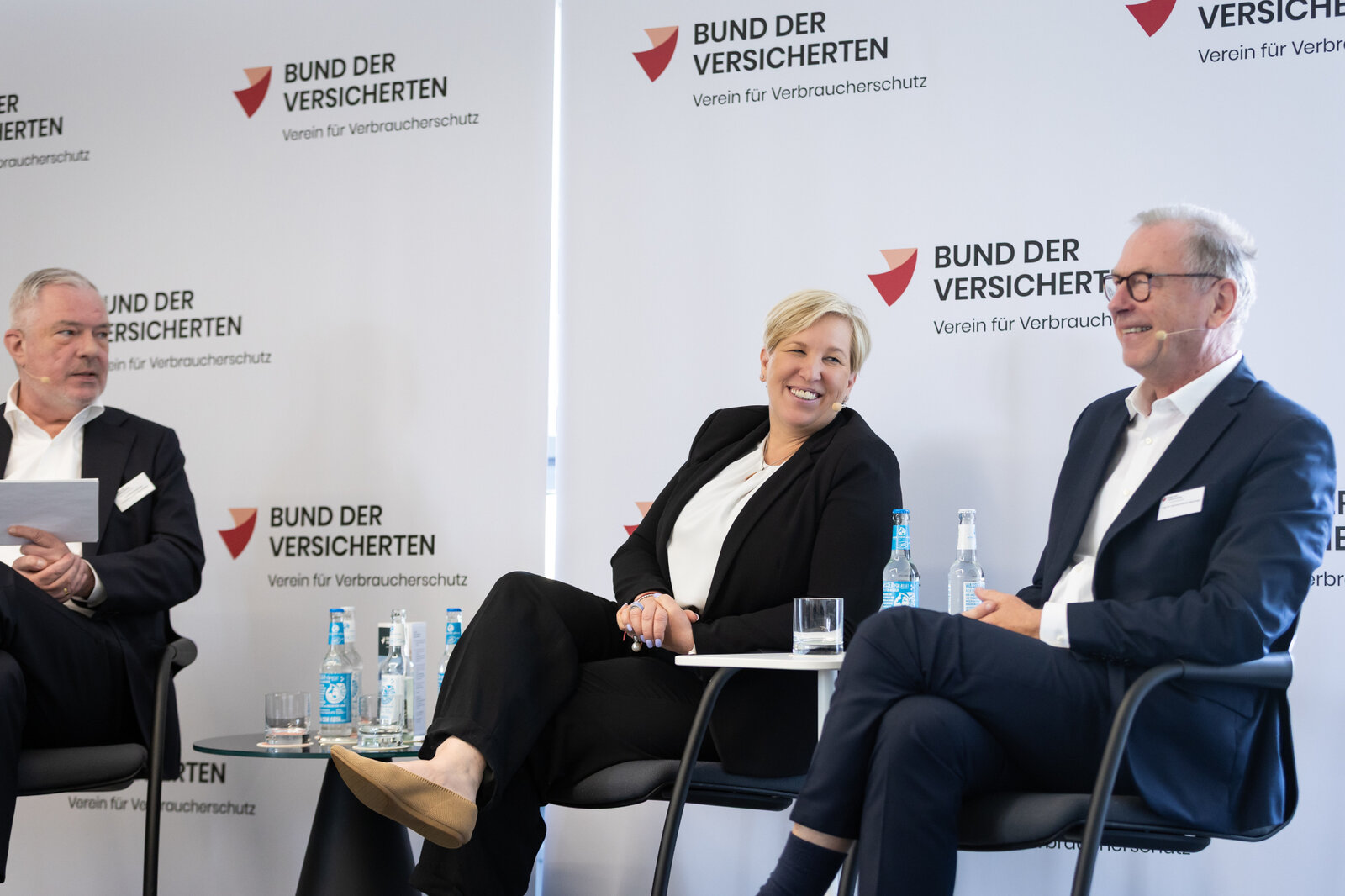 Das Bild zeigt den Moderator und Diskussionsteilnehmer*innen. | © Valeska Achenbach