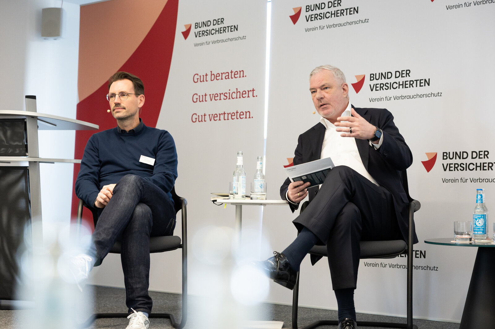 Das Bild zeigt den Moderator und Diskussionsteilnehmer*innen. | © Valeska Achenbach