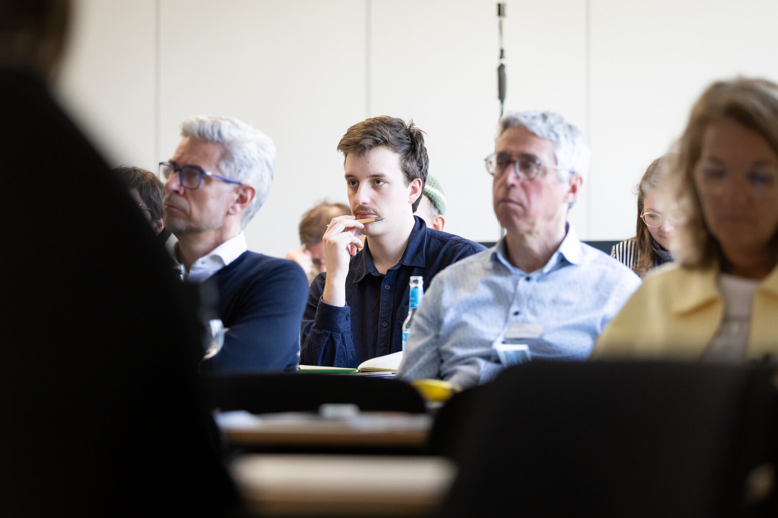 Das Bild zeigt Tagungsteilnehmer*innen. | © Valeska Achenbach