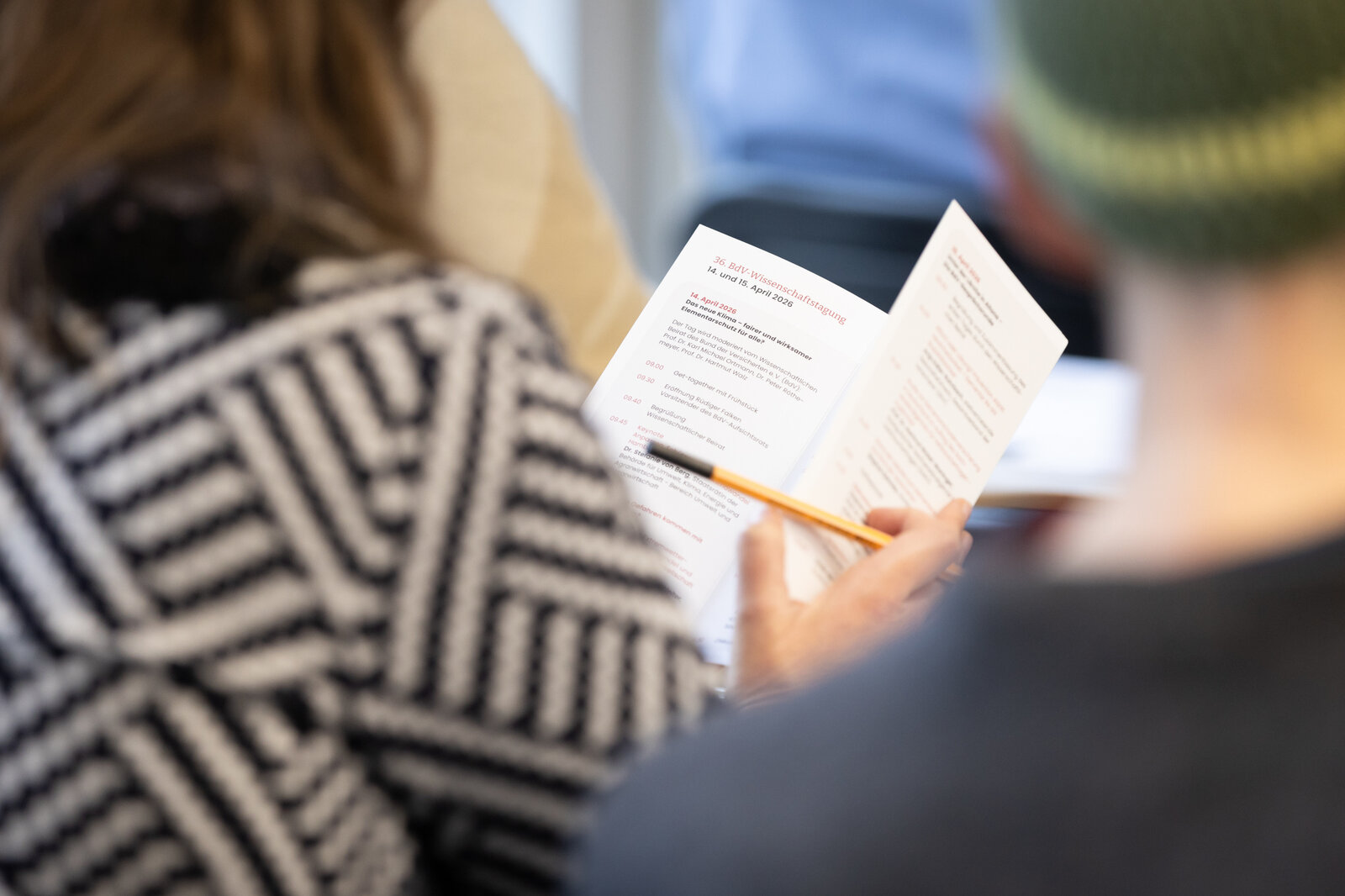 Das Bild zeigt Tagungsteilnehmer*innen. | © Valeska Achenbach