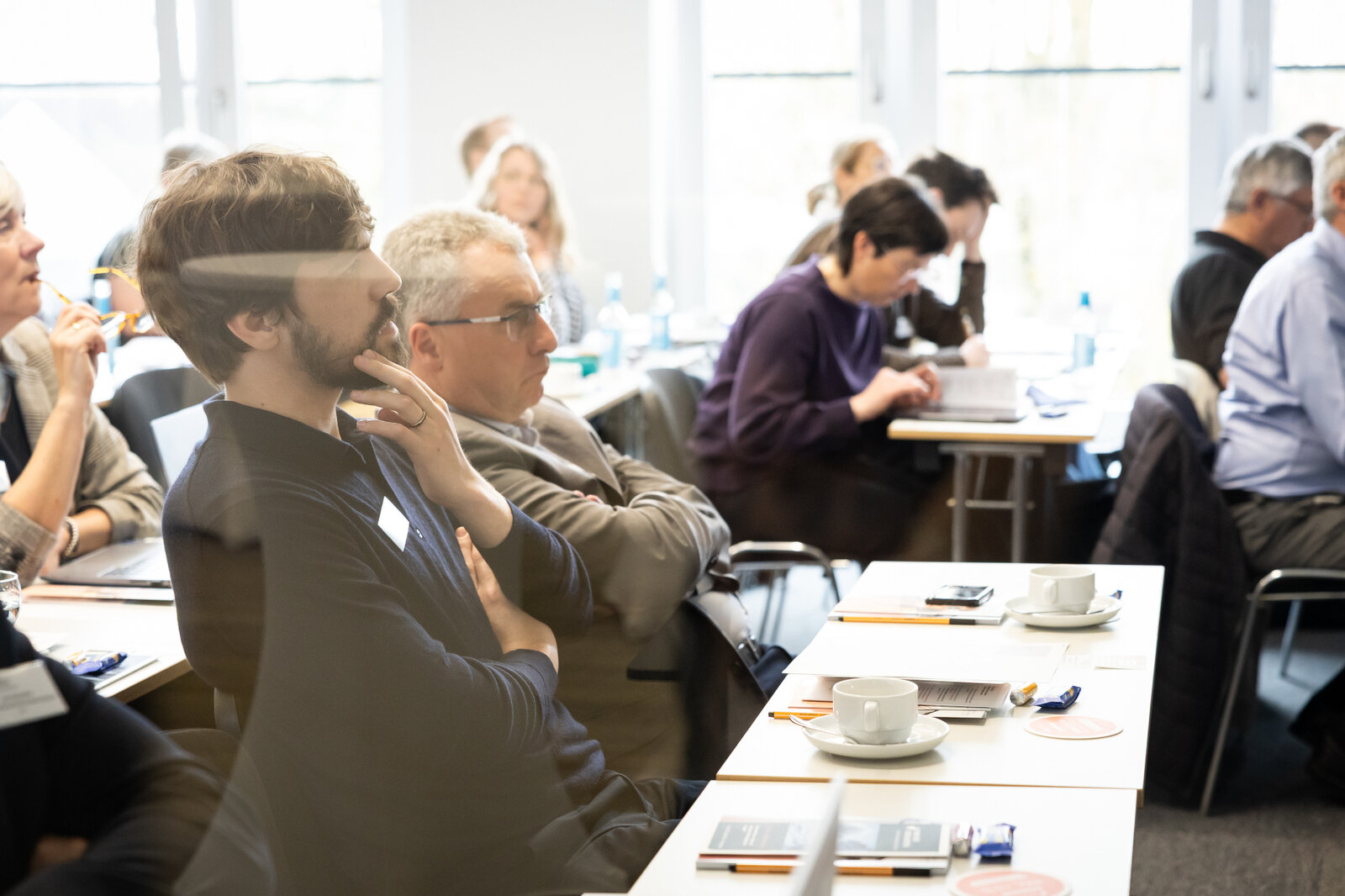 Das Bild zeigt Tagungsteilnehmer*innen. | © Valeska Achenbach