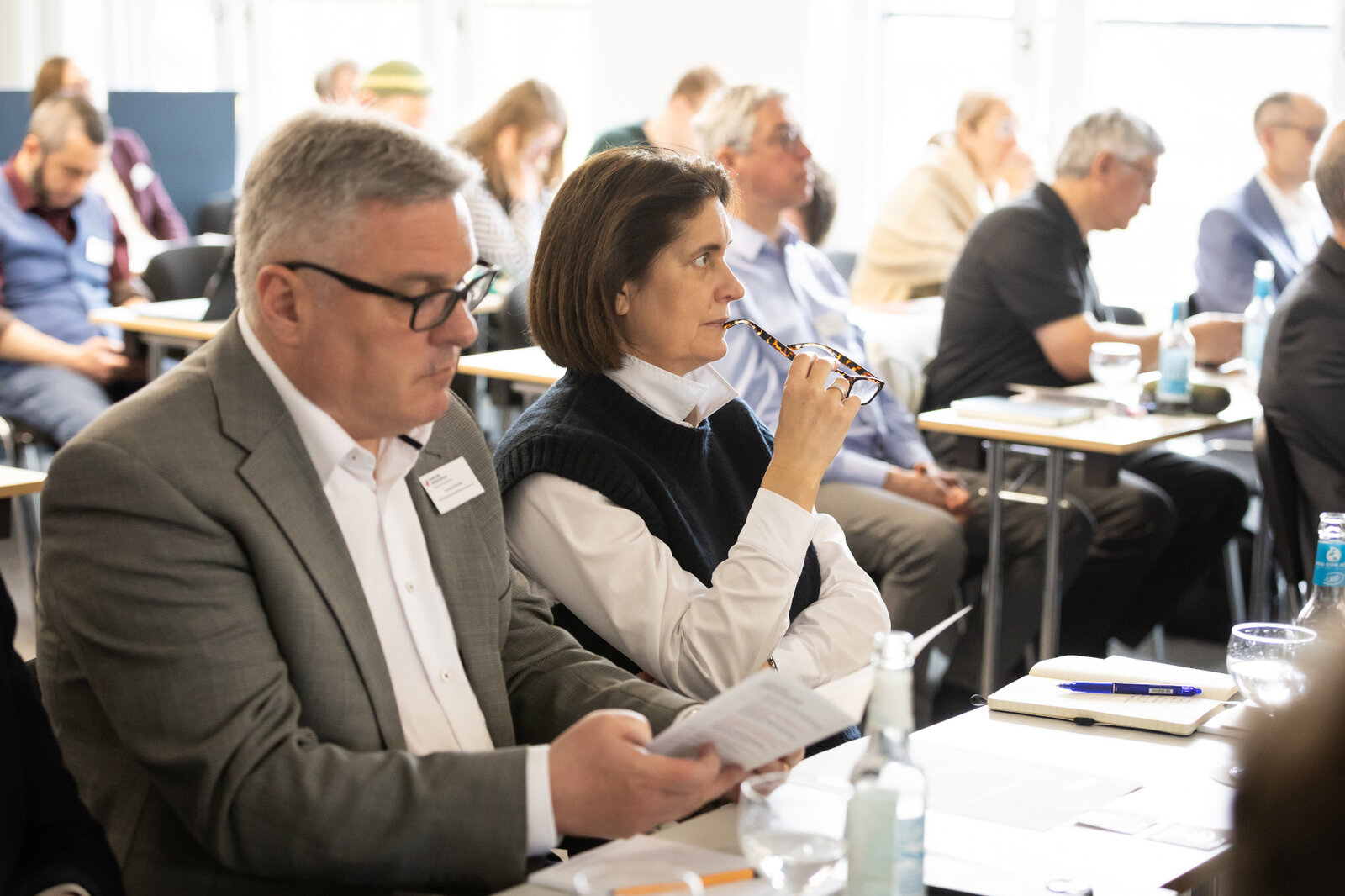 Das Bild zeigt Tagungsteilnehmer*innen. | © Valeska Achenbach