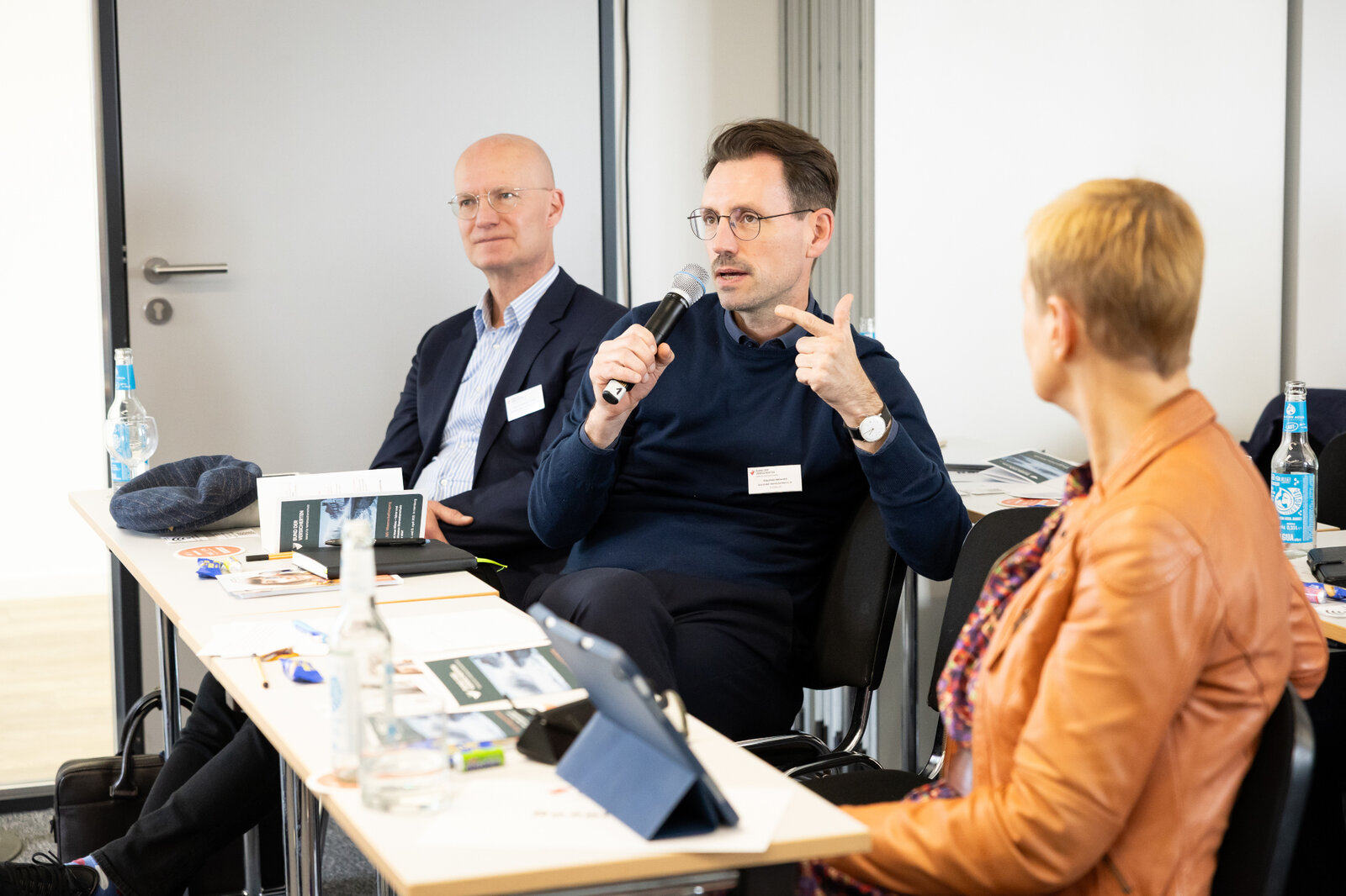 Das Bild zeigt Tagungsteilnehmer*innen. | © Valeska Achenbach