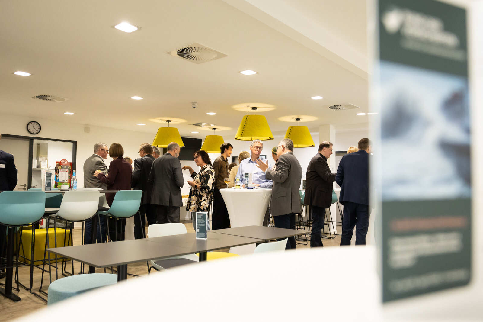 Das Bild zeigt Tagungsteilnehmer*innen im Gespräch. | © Valeska Achenbach