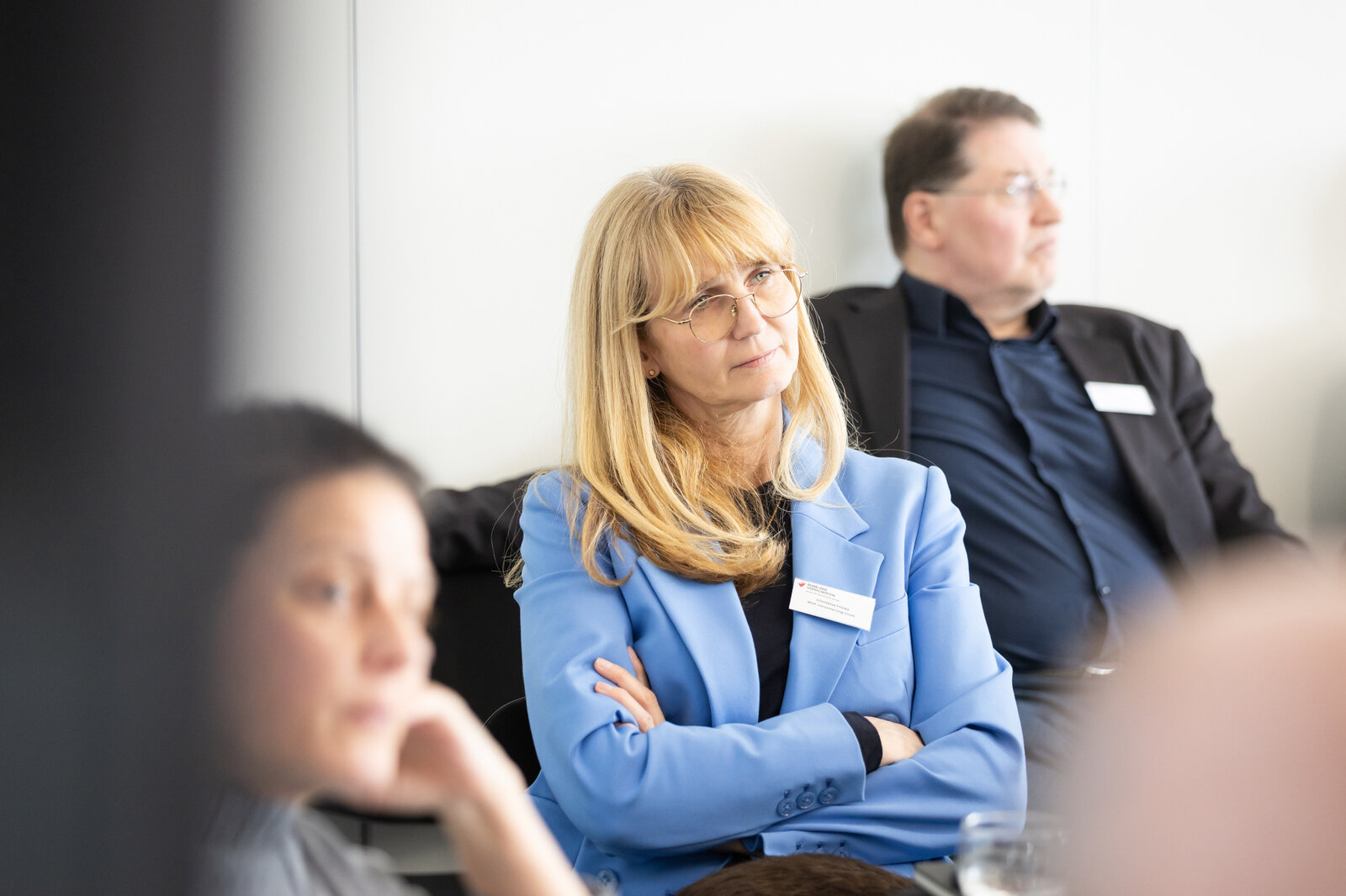 Das Bild zeigt Tagungsteilnehmer*innen. | © Valeska Achenbach