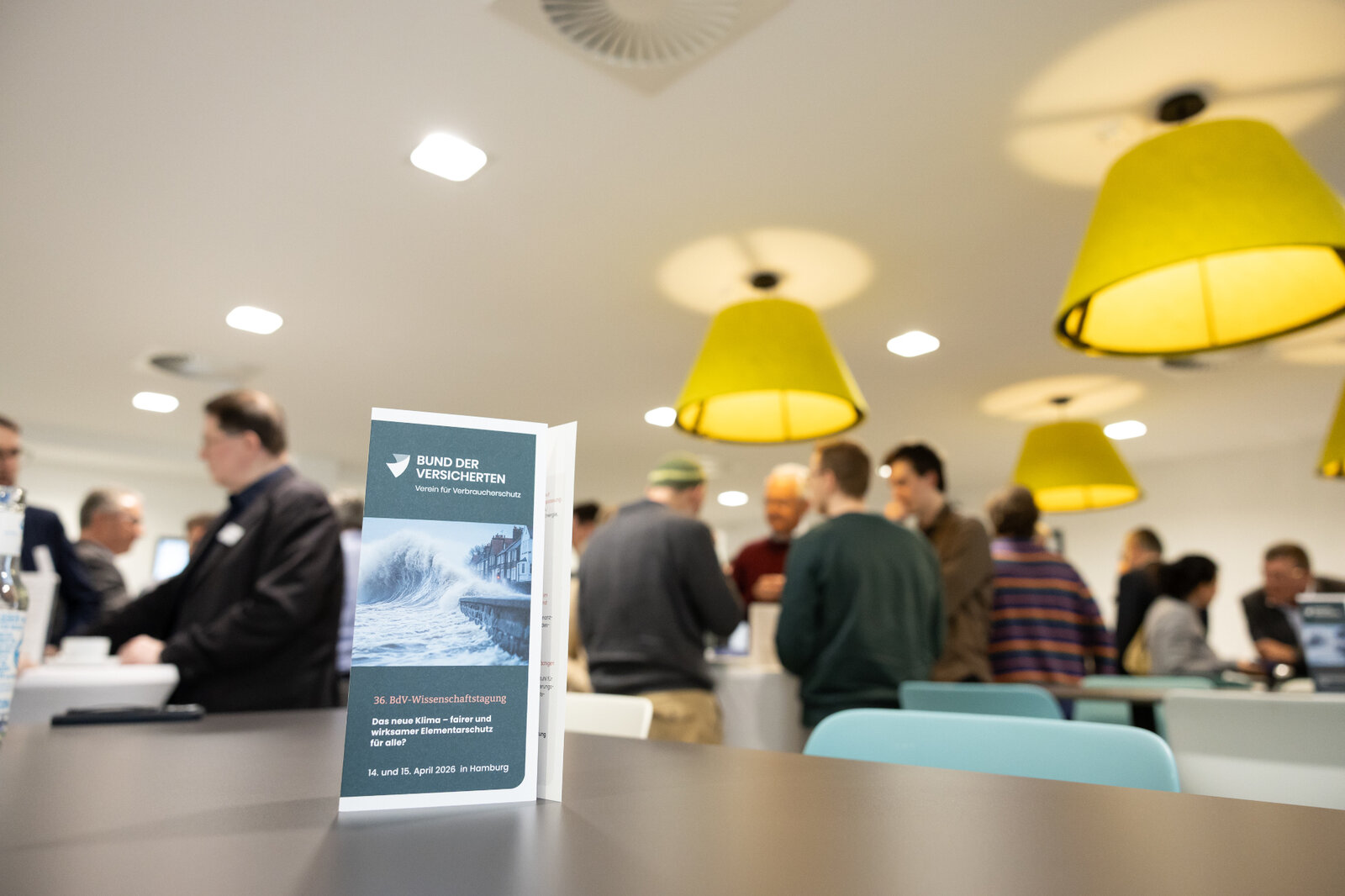 Das Bild zeigt Tagungsteilnehmer*innen im Gespräch. | © Valeska Achenbach