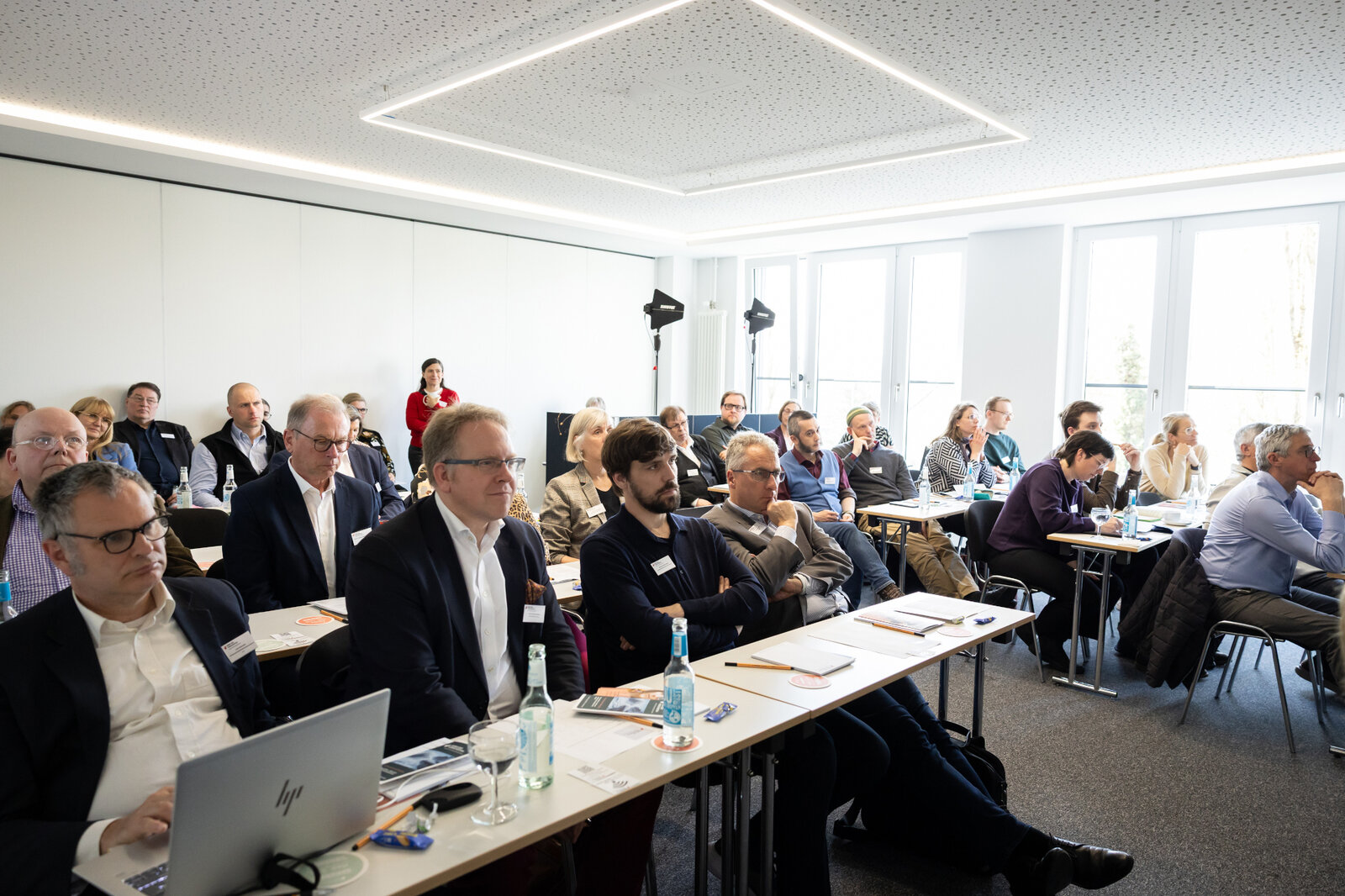 Das Bild zeigt Tagungsteilnehmer*innen. | © Valeska Achenbach