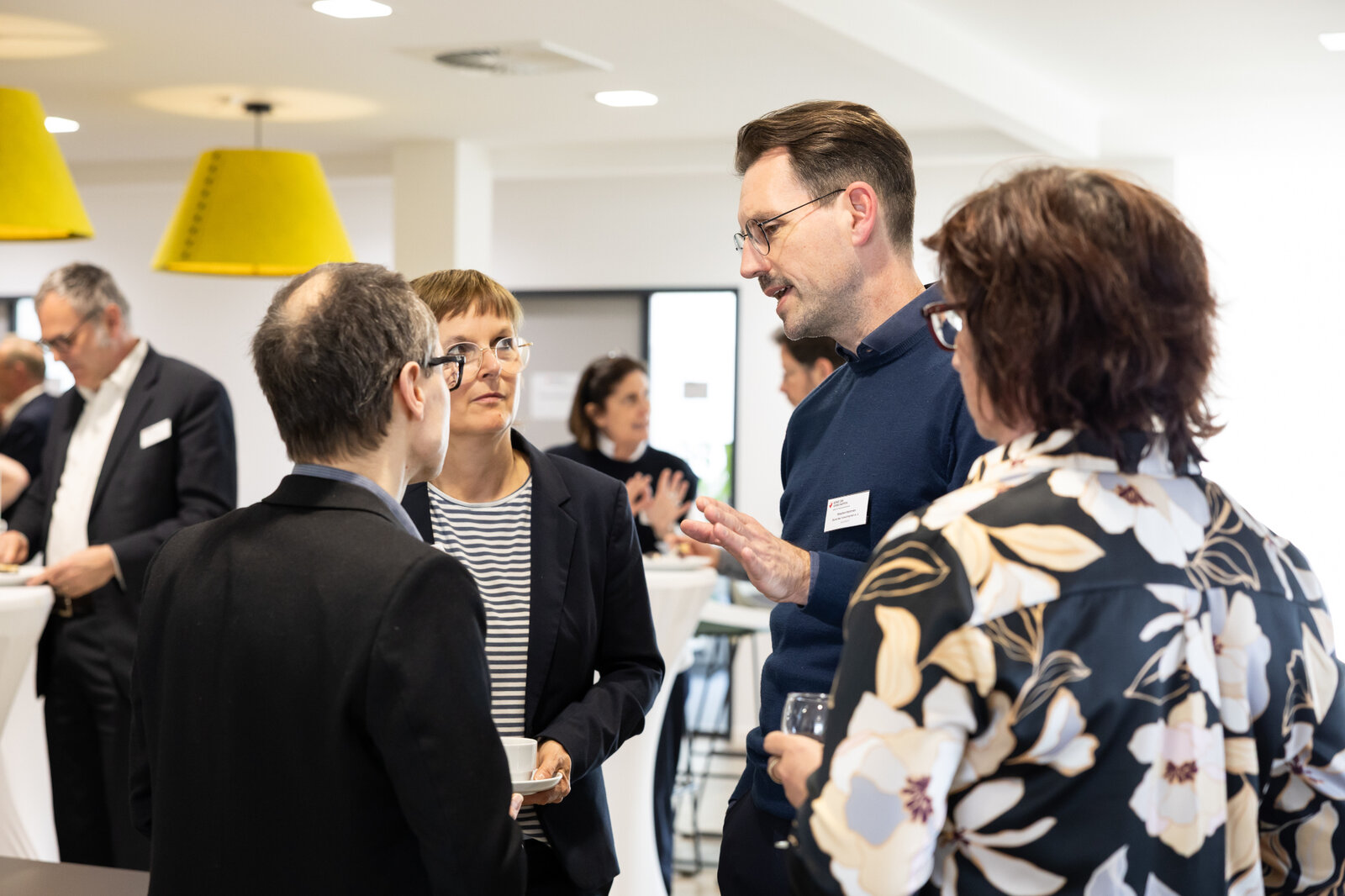 Das Bild zeigt Tagungsteilnehmer*innen im Gespräch. | © Valeska Achenbach