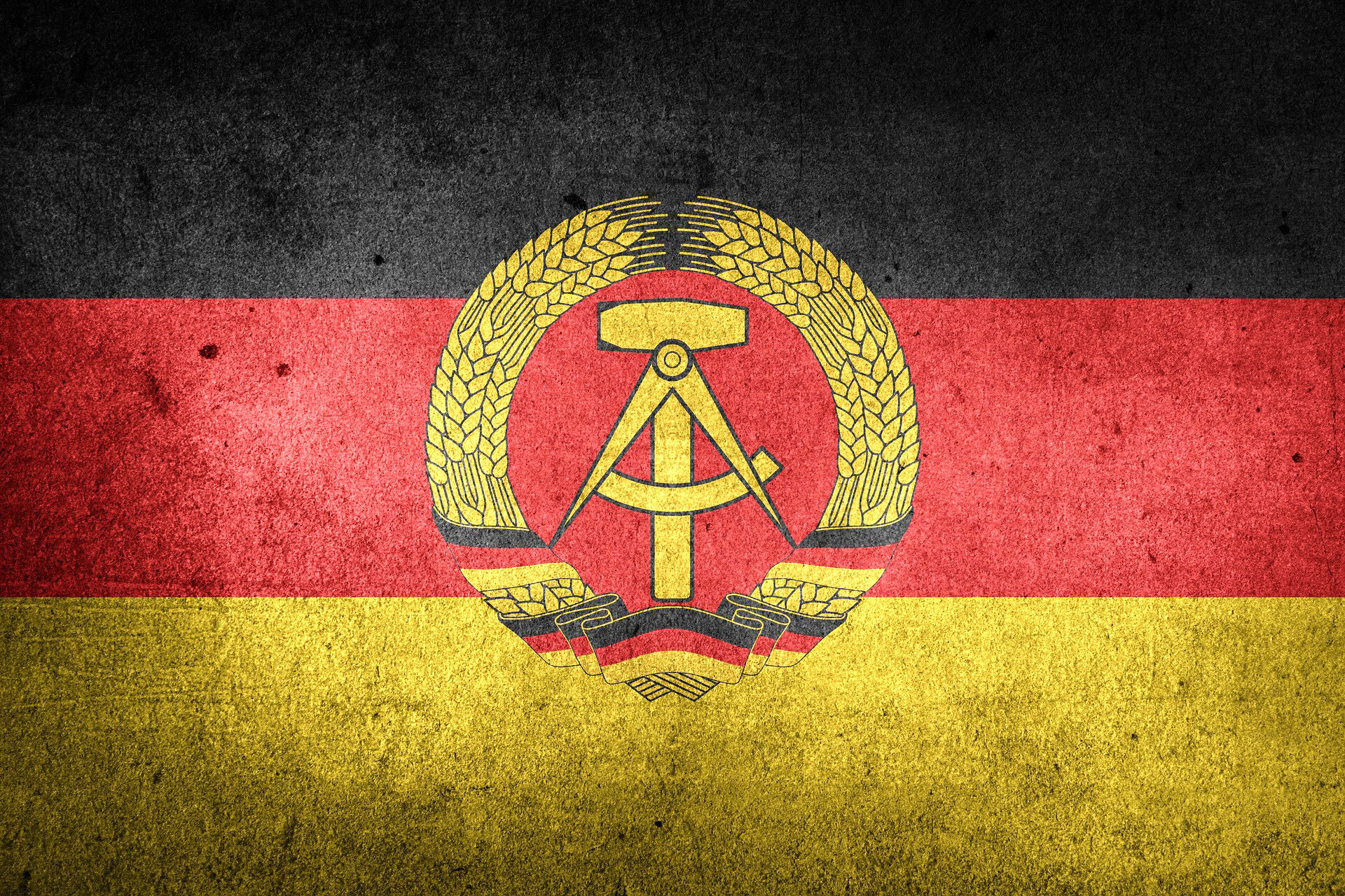 DDR: Einblick in das Versicherungssystem | © chickenonline/pixabay Auf dem Bild sieht man die Flagge der DDR | © chickenonline/pixabay