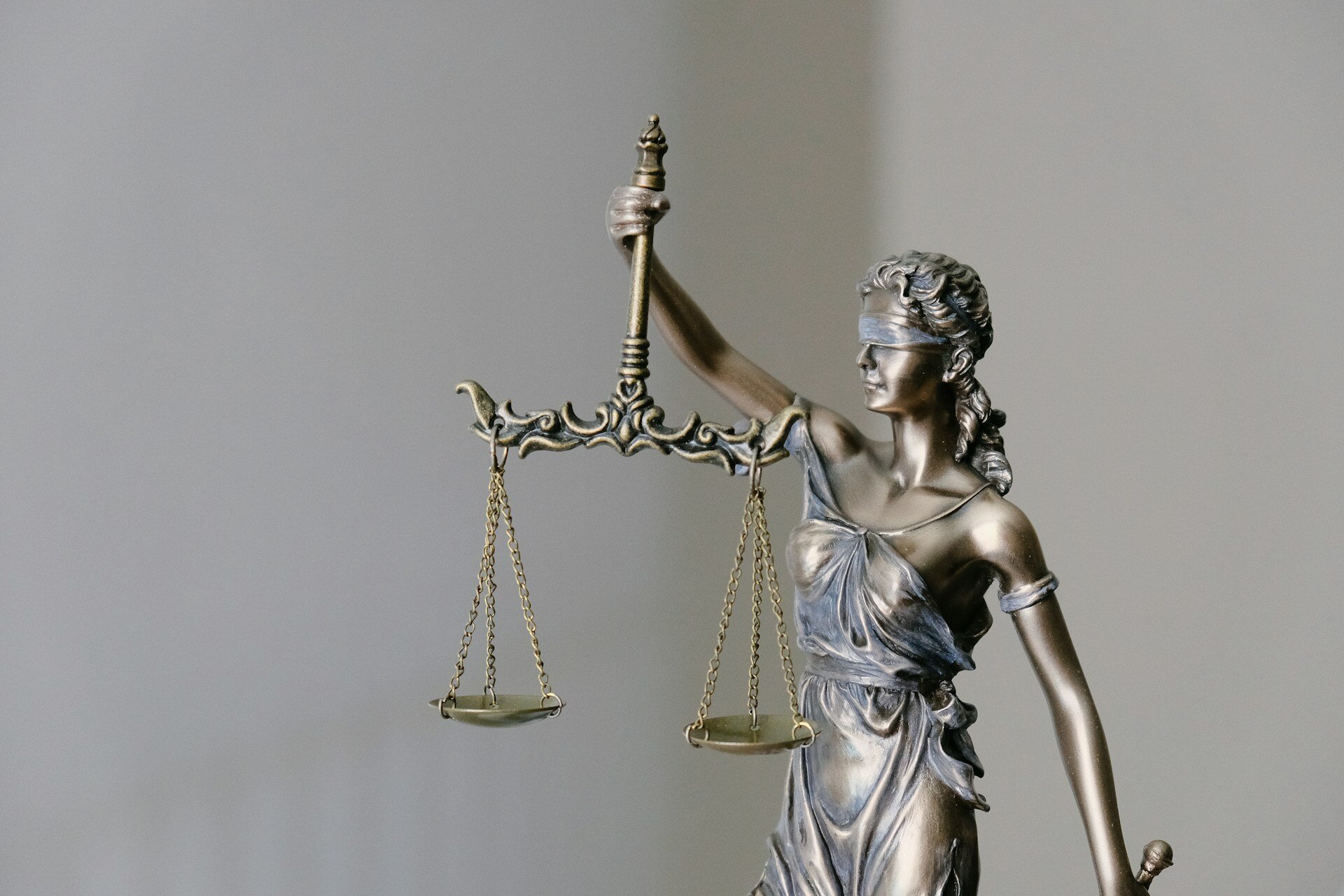 Auf dem Bild sieht man den Ausschnitt der Figur Justitia | © tingey injury law firm/unsplash Auf dem Bild sieht man den Ausschnitt der Figur Justitia | © tingey injury law firm/unsplash