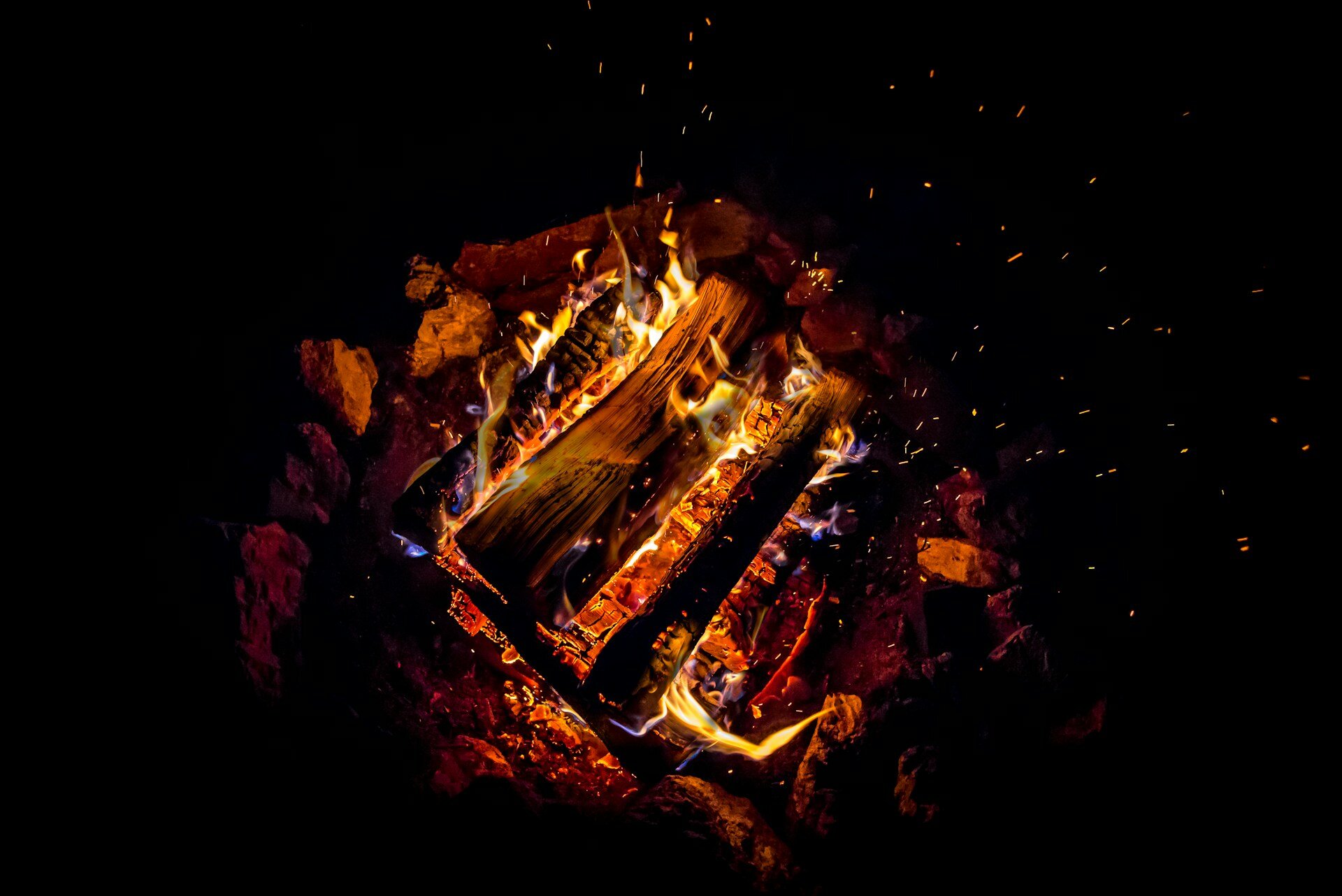 Versicherungen für Digitale Nomaden: Absicherung im globalen Arbeitsleben | © Jackson Hendry / Unsplash Das Bild zeigt ein brennendes Lagerfeuer | © Jackson Hendry / Unsplash