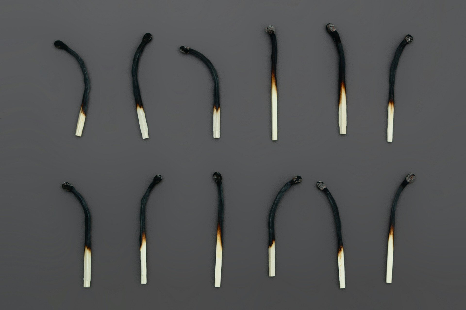 Das Bild zeigt 10 abgebrannte Streichhölzer | © Anne Nygard/Unsplash