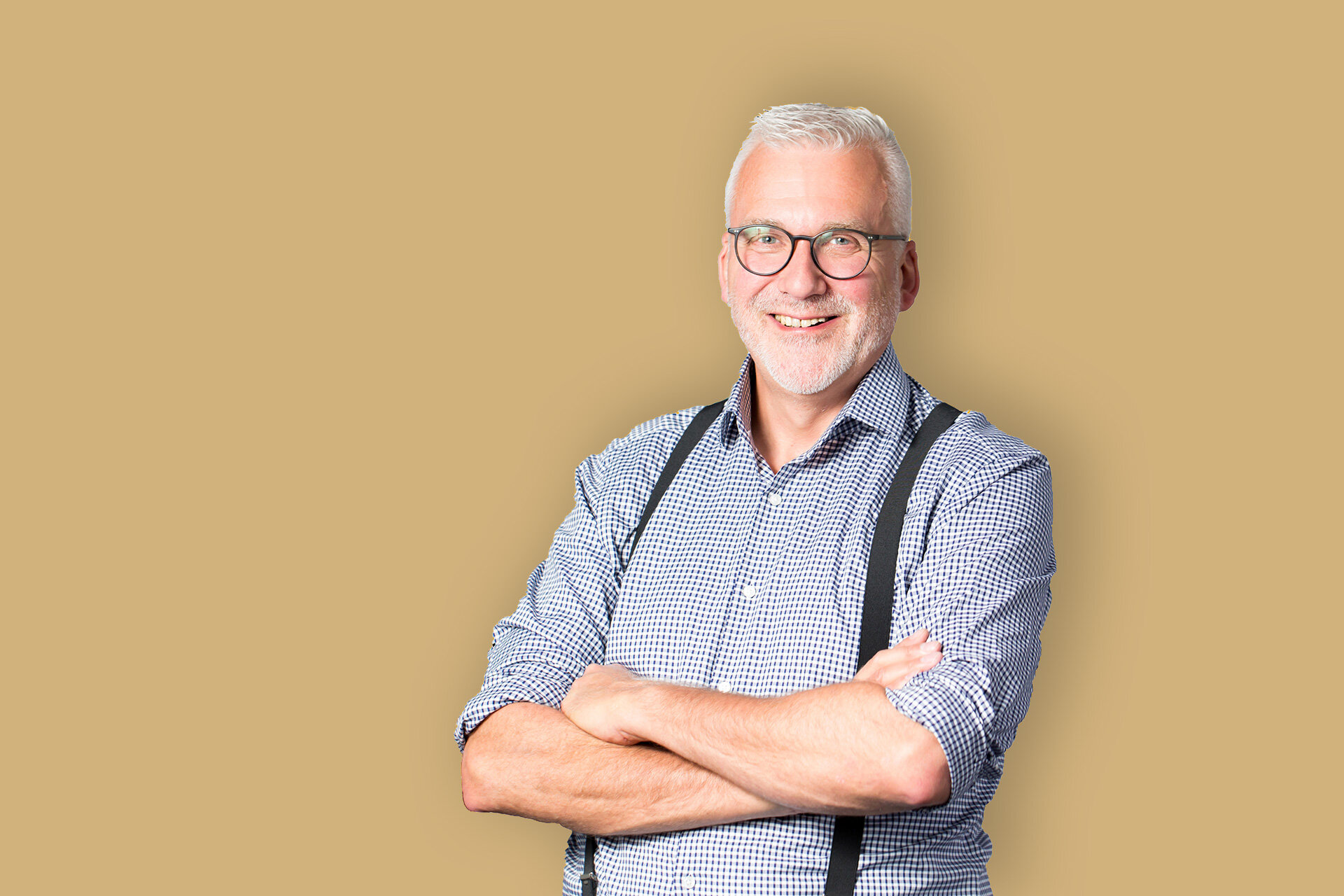 Allianz PrivatRente InvestFlex: Ein komplexes Produkt | © Valeska Achenbach Das Bild zeigt den Versicherungsmathematiker Axel Kleinlein vor farbigem Hintergrund | © Valeska Achenbach