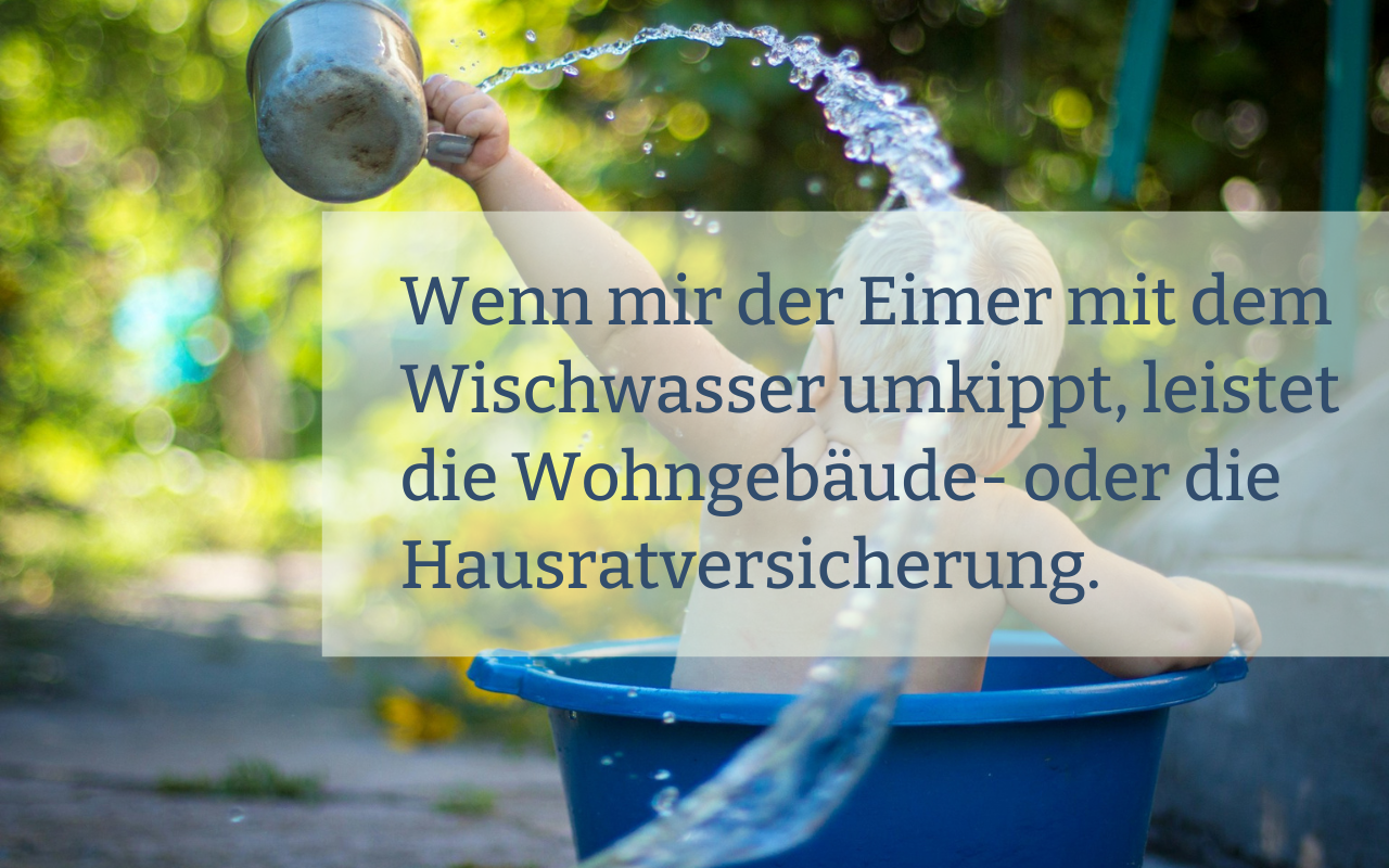 Wenn ein Eimer mit Wischwasser umkippt, leisten weder die Wohngebaeude- noch die Hausratversicherung. | © Lubomirkin / Unsplash Das Bild zeigt ein planschendes Kleinkind in einem Badezuber im Garten. | © Lubomirkin / Unsplash