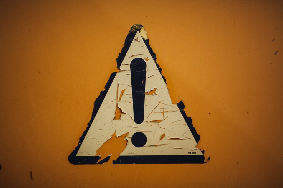 ELEMENT-Insolvenz: Eine Chronologie aus Verbrauchersicht | © Markus Spiske / unsplash Das Bild zeigt ein gelbes Warnschild mit schwarzem Ausrufezeichen vor einer gelben Wand. | © Markus Spiske / unsplash