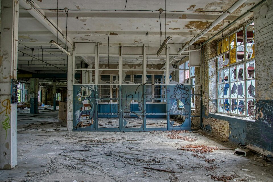 Auf dem Foto ist ein baufälliges Gebäude von innen zu sehen. Es ist mit Graffiti beschmiert | © Antonio Friedemann / Pexels.com 