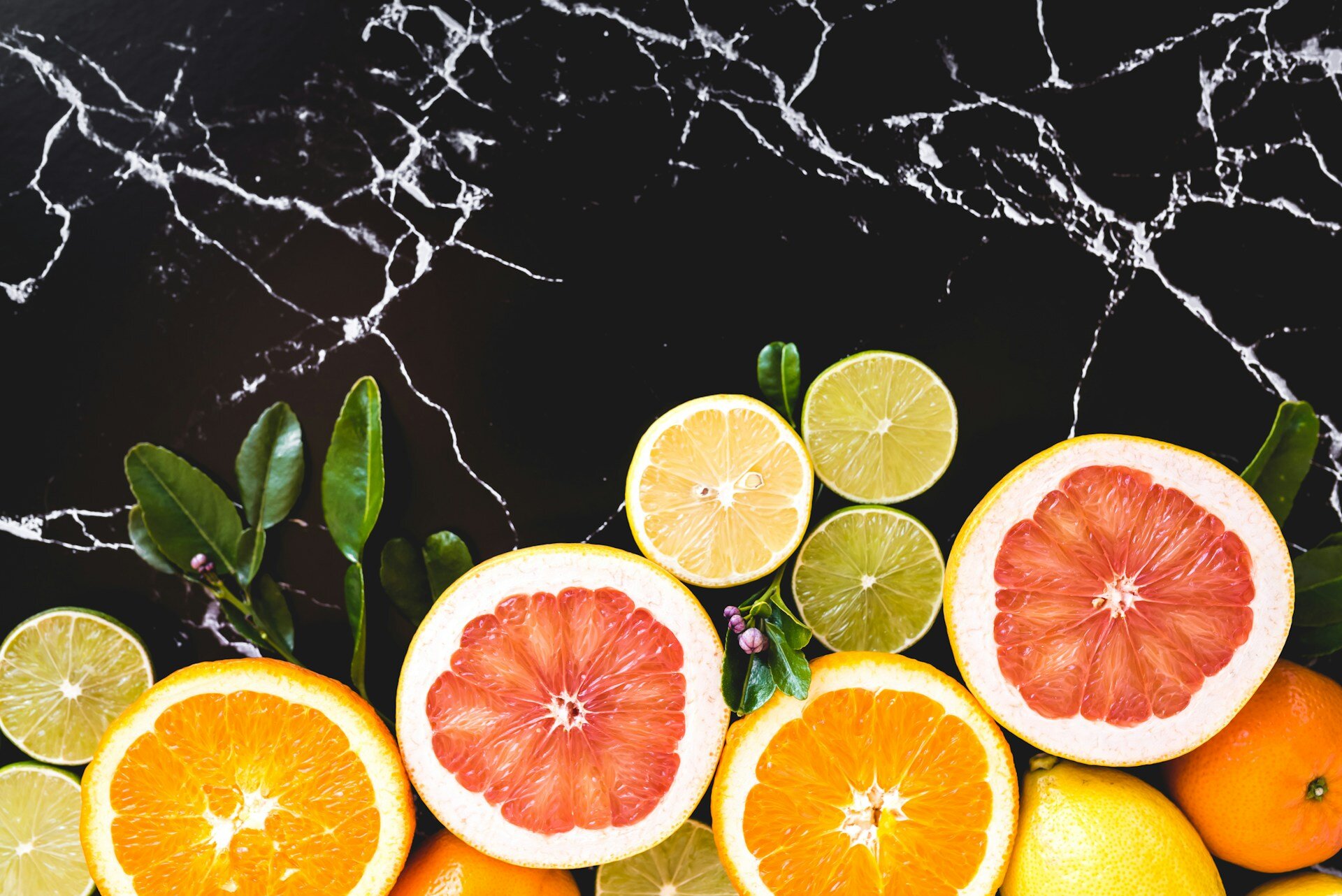 Berufsunfähigkeitsversicherungen: Vertrauen, Qualität, Transparenz | © Hayley Maxwell / Unsplash Auf dem Bild sieht man aufgeschnittene Orangen, Zitronen, Limetten und Grapefruit | © Hayley Maxwell / Unsplash