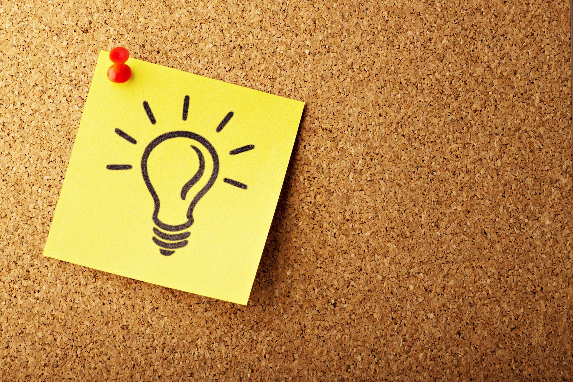 BU-Versicherung: Leistungseinstellung und ihre Auswirkungen | © AbsolutVision/Unsplash Auf dem Foto sieht man eine Pinnwand und ein Post-It mit einer Glühbirne | © AbsolutVision/Unsplash