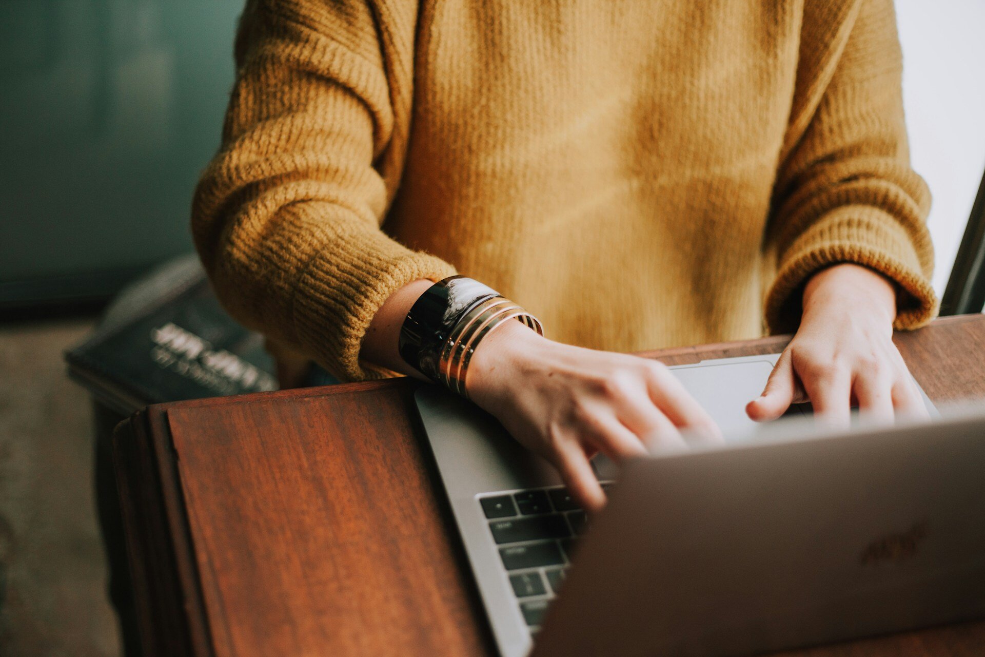 Hände einer Frau, die auf ihrem Laptop tippt. | © Christin Hume / Unsplash