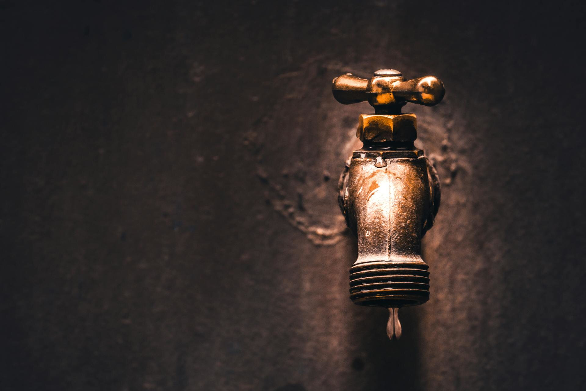  Nahaufnahme eines tropfenden Wasserhahns mit klaren Details und glänzender Oberfläche. | © RENDAN CATIPAY / Pexels