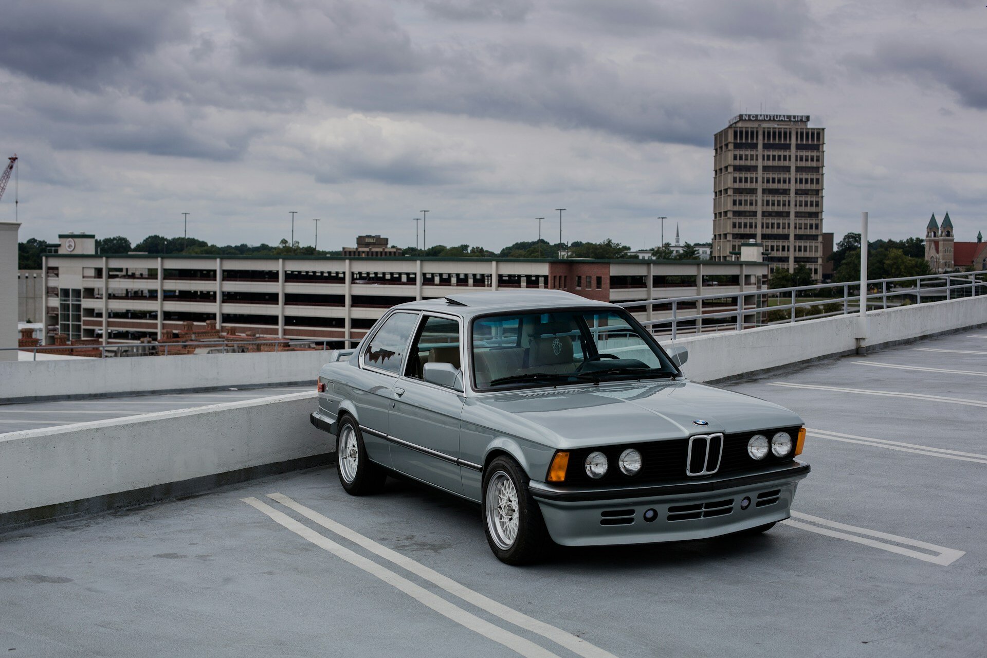 Ruheversicherung für Ihr Auto: Kosten sparen bei Abmeldung und Stilllegung | © Hayes Potter/Unsplash Das Bild zeigt einen silbernen Pkw auf einem Parkdeck | © Hayes Potter/Unsplash