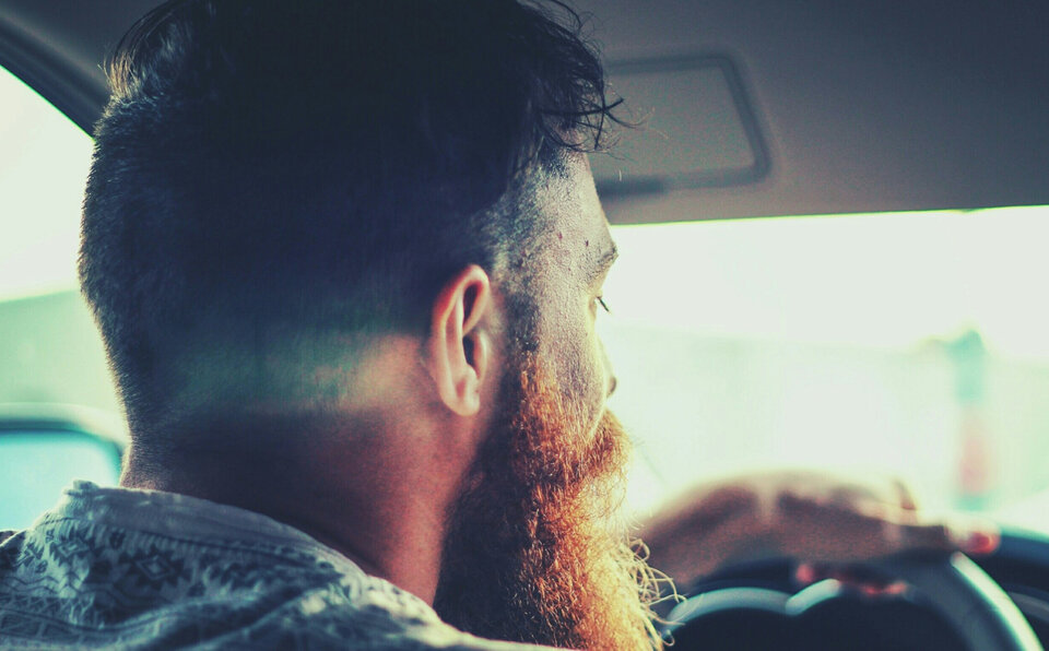Kfz-Versicherung mit Rabattschutz: Wann, wie und wen schützt der Rabattschutz (nicht)? | © Abdiel Ibarra / Unsplash Ein bärtiger Mann am Steuer eines Auto. | © Abdiel Ibarra / Unsplash