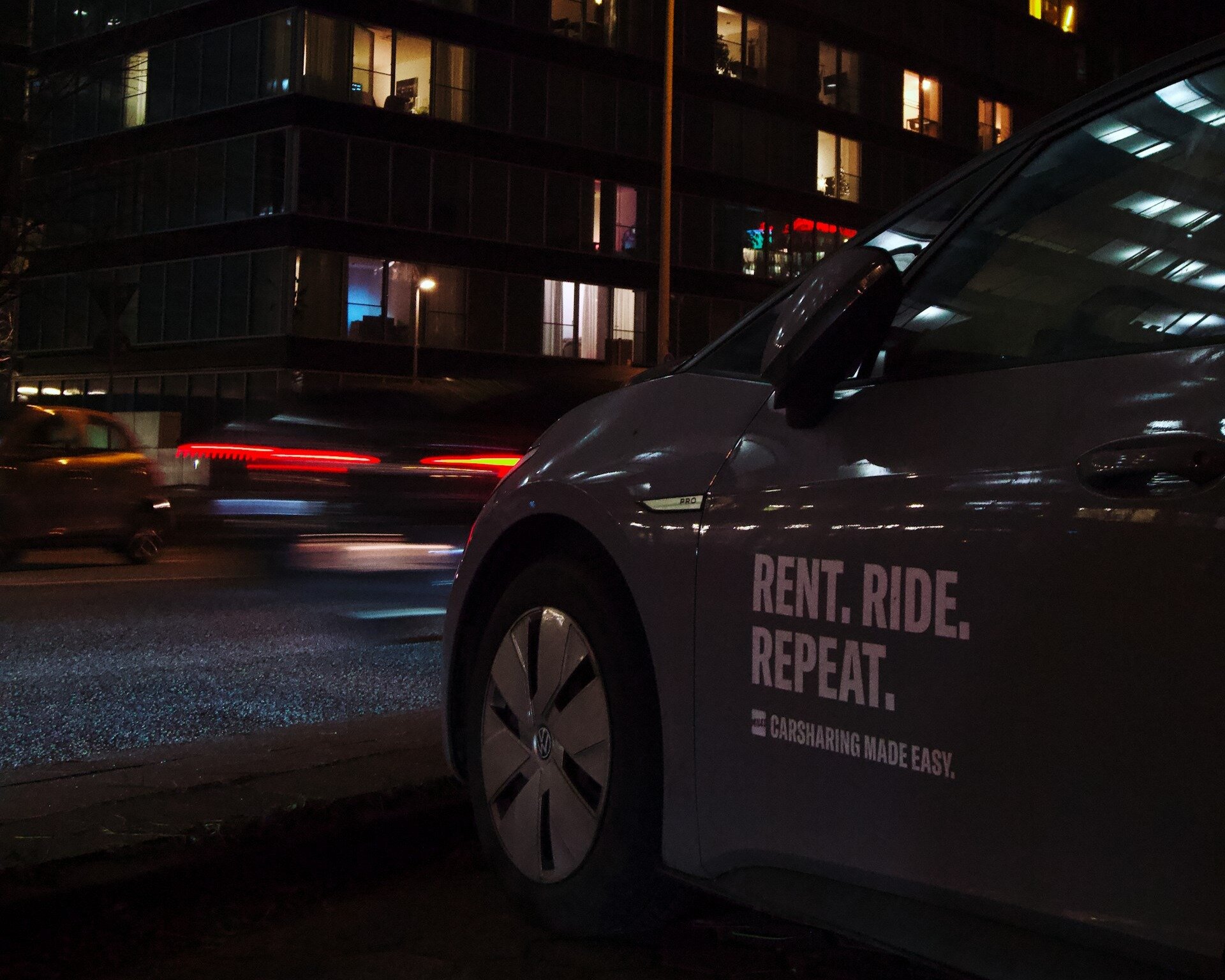  Ein Carsharing-Auto im nächtlichen Stadtverkehr. | © Sebastian Puskeiler / unsplash