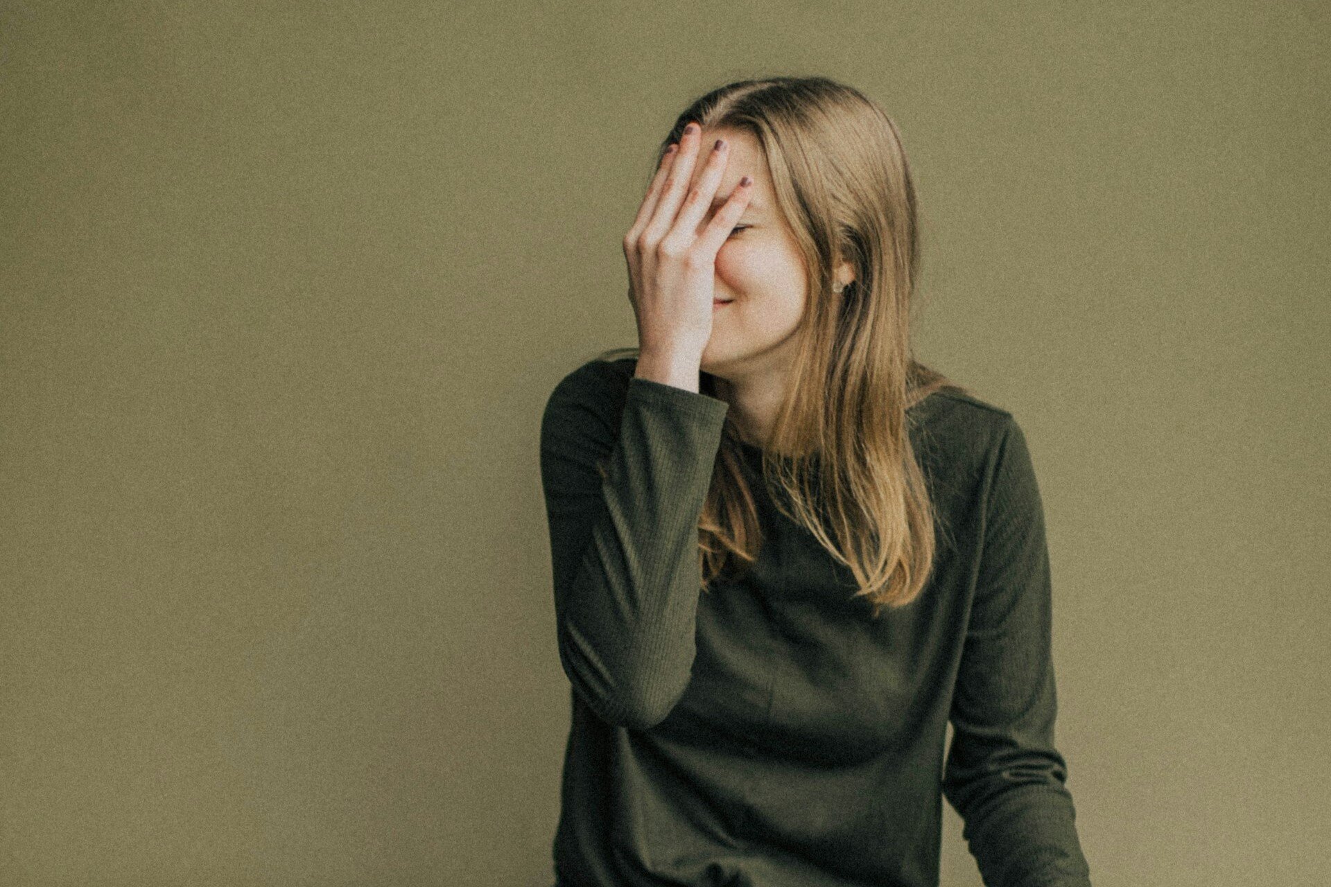 Warum Kapitallebensversicherungen veraltet und riskant sind | © Tabitha Turner / Unsplash Auf dem Bild sieht man eine Frau, die sich die Hand vors Gesicht hält. | © Tabitha Turner / Unsplash
