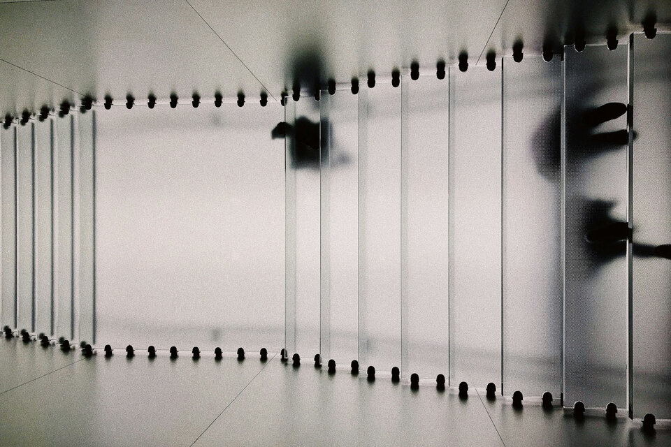 Intransparente und fehlerhafte AXA Widerrufsbelehrung bleibt bestehen | © Joshua- Rawson Harris / Unsplash Eine milchige Glastreppe auf der Menschen gehe von unten betrachtet. | © Joshua- Rawson Harris / Unsplash