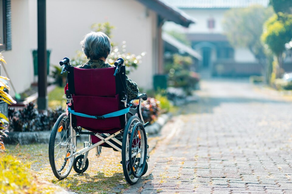 Wie man seinen Pflegebedarf ermittelt | © Steven HWG / Unsplash das Bild zeigt eine Frau im Rollstuhl von hinten | © Steven HWG / Unsplash