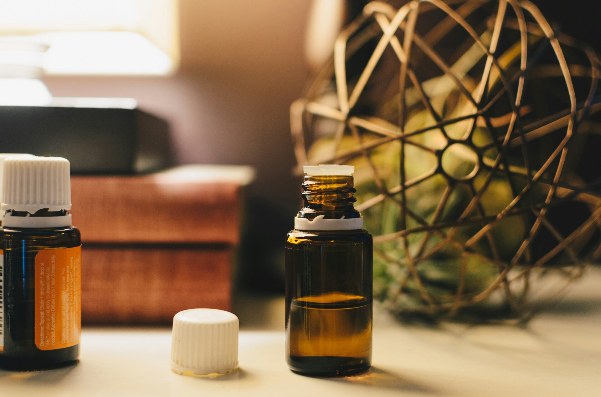 Zusatzversicherungen für Homöopathie: Was Sie wissen sollten | © Kelly Sikkema / Unsplash Auf dem Bild sieht man zwei Fläschchen mit einer Flüssigkeit | © Kelly Sikkema / Unsplash