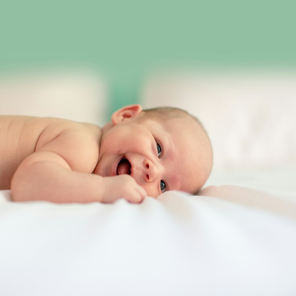 Pflegetagegeld: Mitglied erfolgreich gegen Versicherer verteidigt | © Filip Mroz / Unsplash Auf dem Bild sieht man ein liegendes Baby | © Filip Mroz / Unsplash