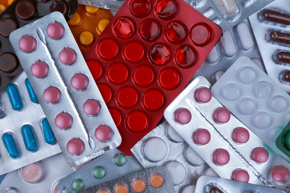Stapel von Blisterpackungen mit bunten Medizintabletten | © Volodymyr Hryshchenko/Unsplash.com
