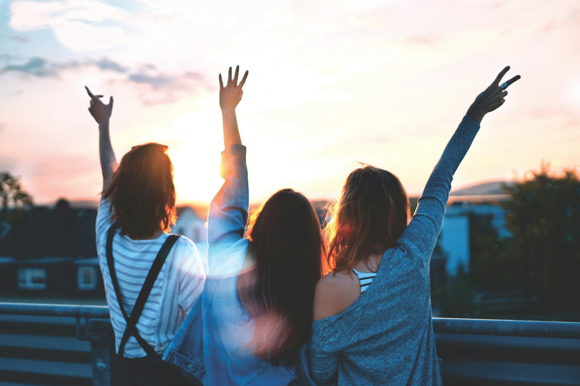 Versicherungstipps für dein Auslandssemester | © Simon Maage/Unsplash Auf dem Bild sieht man drei Frauen, die die Arme in die Luft heben | © Simon Maage/Unsplash