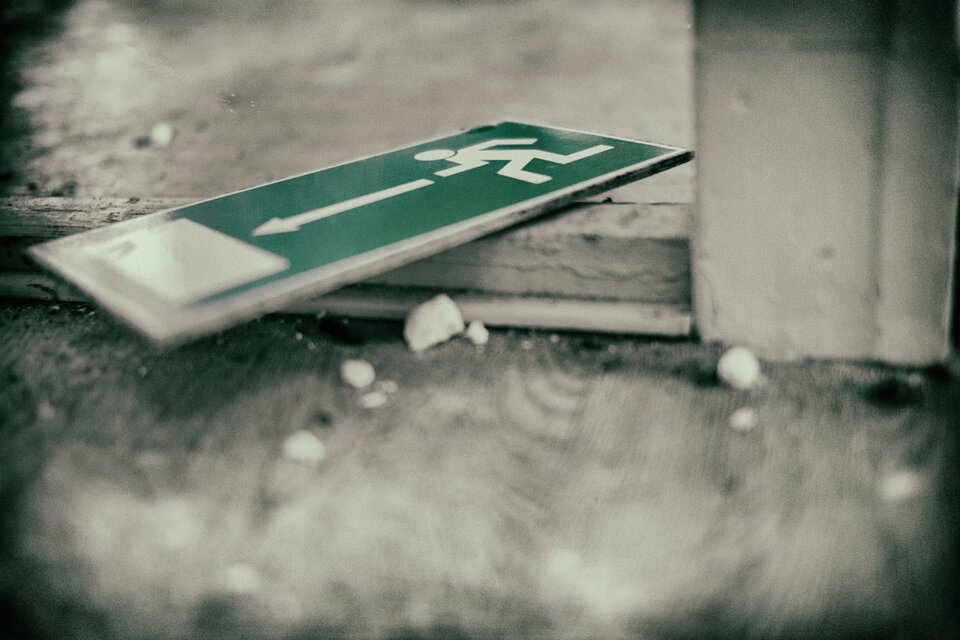 Warum die Forderungsausfalldeckung so entscheidend ist | © Denny Müller / Unsplash Auf dem Bild sieht man ein am Boden liegendes Notausgangsschild | © Denny Müller / Unsplash