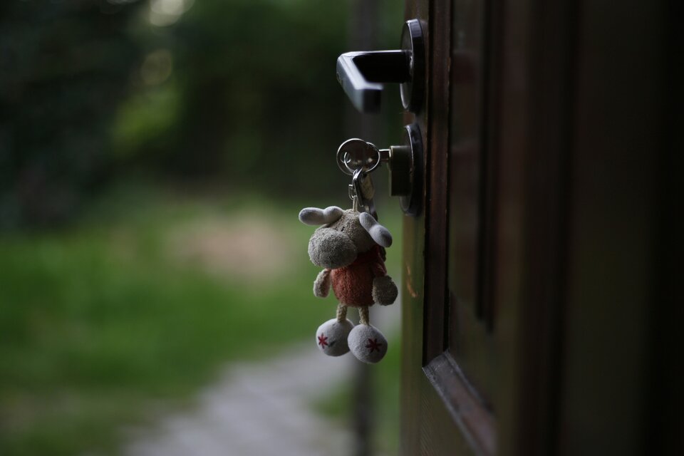 Schlüsselverlust und Versicherungsschutz | © Iza Gawrych / Unsplash Auf dem Bild sieht man einen Schlüssel am Schlüsselbund der in einem Türschloss steckt | © Iza Gawrych / Unsplash