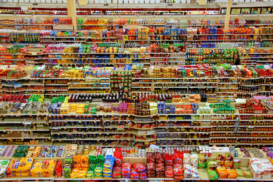 Rollstuhl und Einkaufen: Wer haftet bei Schäden im Geschäft? | © Peter Bond/Unsplash Das Bild zeigt Regale voller Waren in einem Geschäft | © Peter Bond/Unsplash