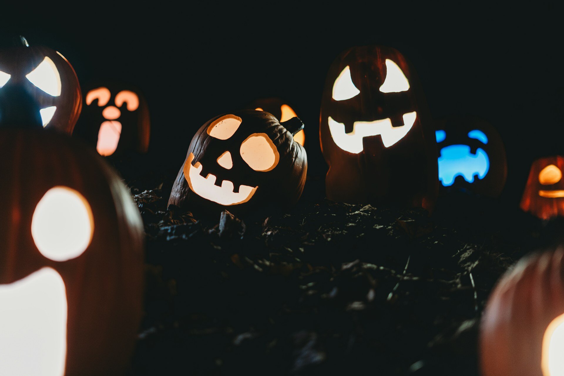 Das Bild zeigt leuchtende Halloween-Kürbisse im Dunkeln. | © Steven Van Elk / Unsplash