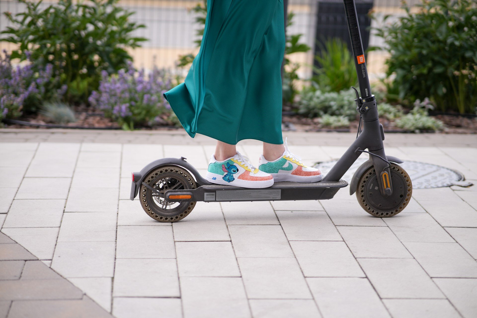 Das Bild zeigt einen E-Scooter, auf dem jemand fährt. | © Volodymyr Dobrovolskyy / Unsplash