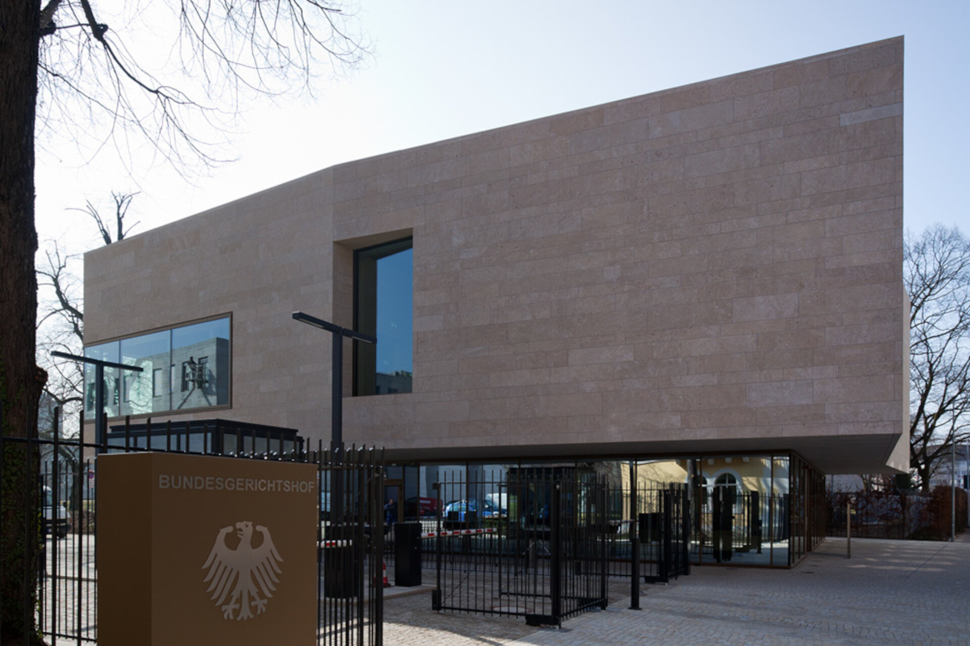 Das Bild zeigt das Empfangsgebäude des Bundesgerichtshofs (BGH). | © Nikolay Kazakov