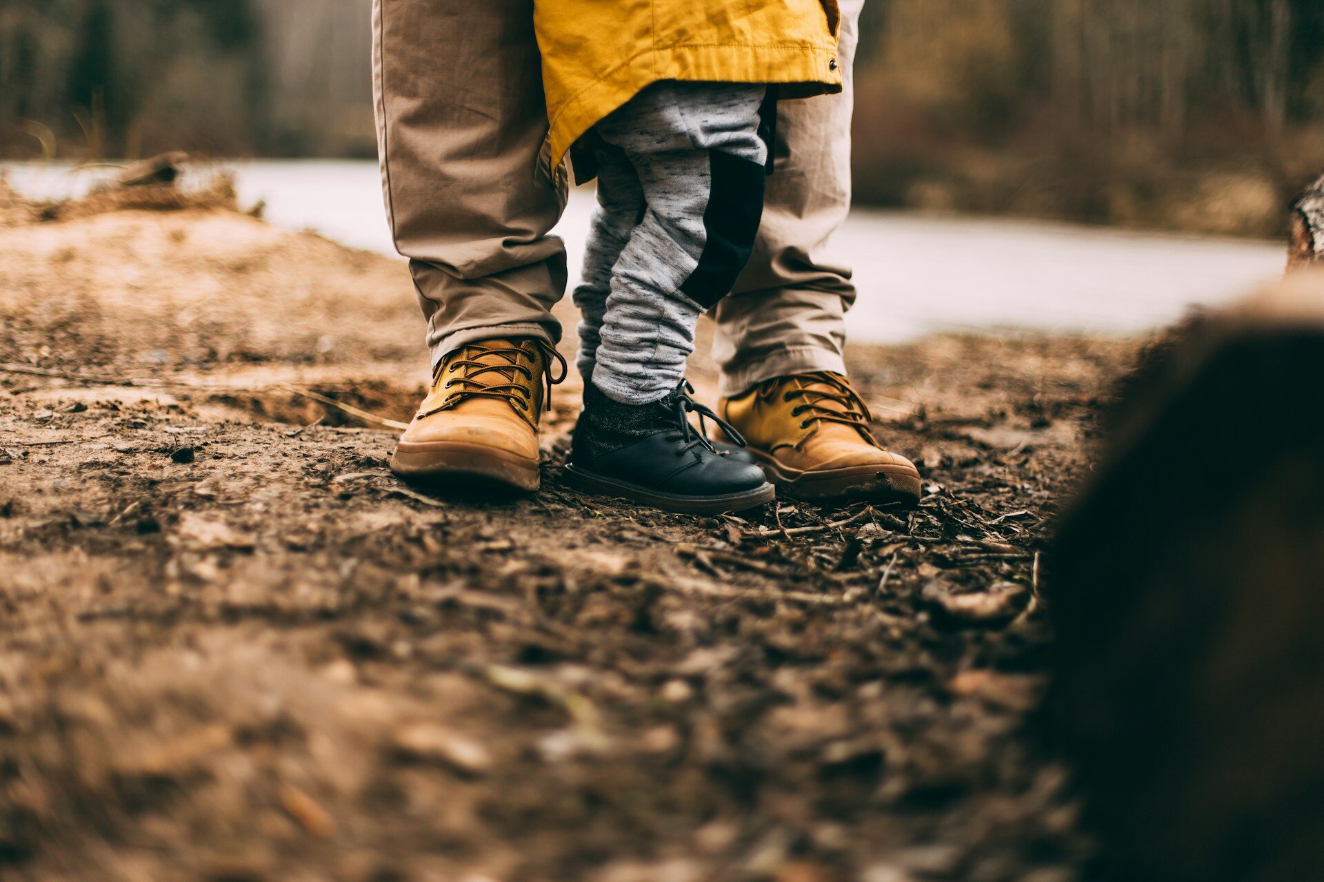 Risikolebensversicherung – Optimaler Schutz für Ihre Familie | © Daiga Ellaby / Unsplash Ein Mann und ein kleines Kind stehen auf einem Waldweg. | © Daiga Ellaby / Unsplash