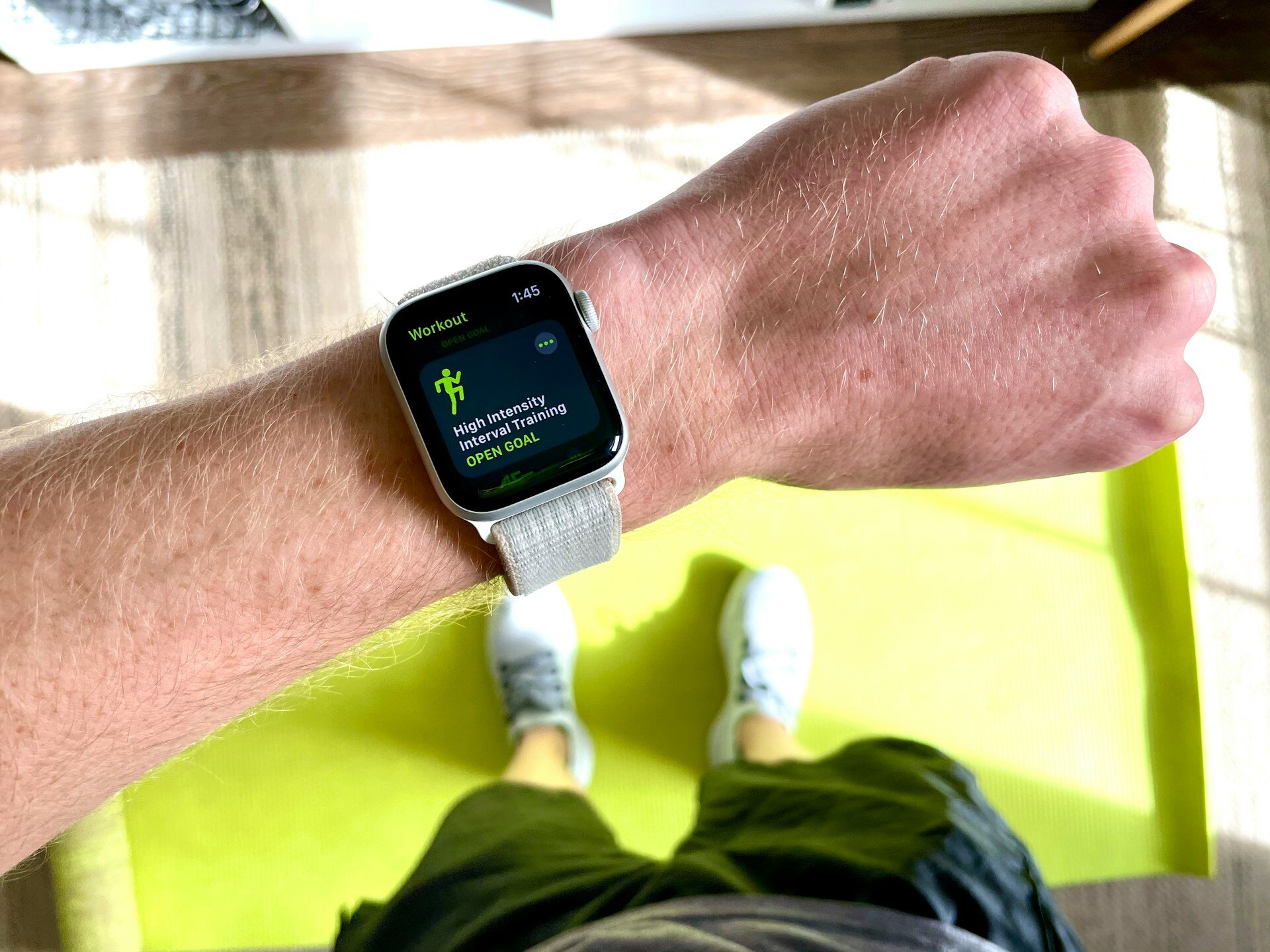 Sportliche Aktivitäten: Unfallversicherung nicht vergessen | © Blocks Fletcher / Unsplash Auf dem Bild sieht man eine Person von oben, die eine Fitnesswatch am Arm trägt und sie in die Kamera hält. Auf der Uhr wird ein Workout angezeigt. | © Blocks Fletcher / Unsplash